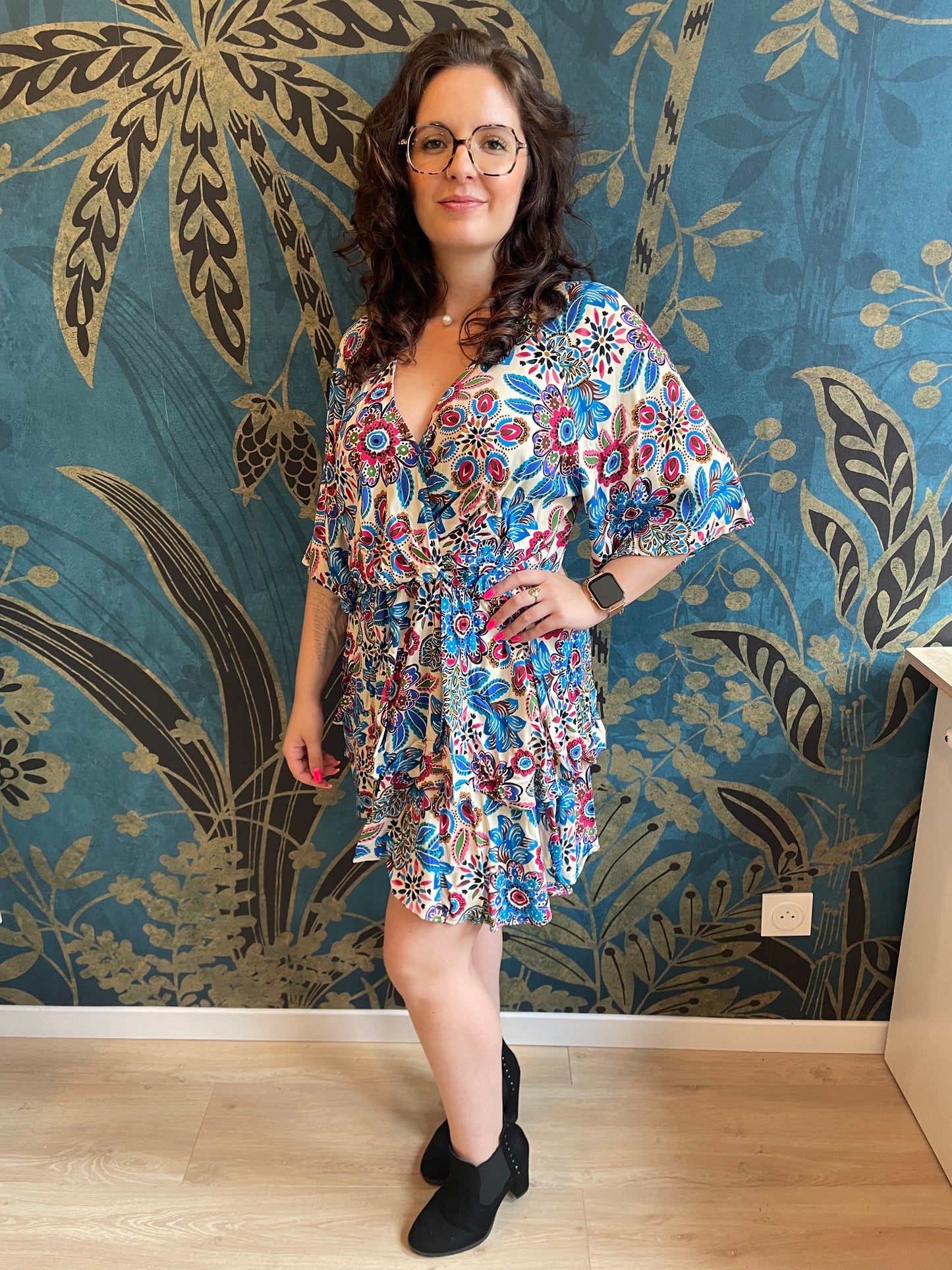 Robe courte fleurie aux couleurs éclatantes 🌸✨