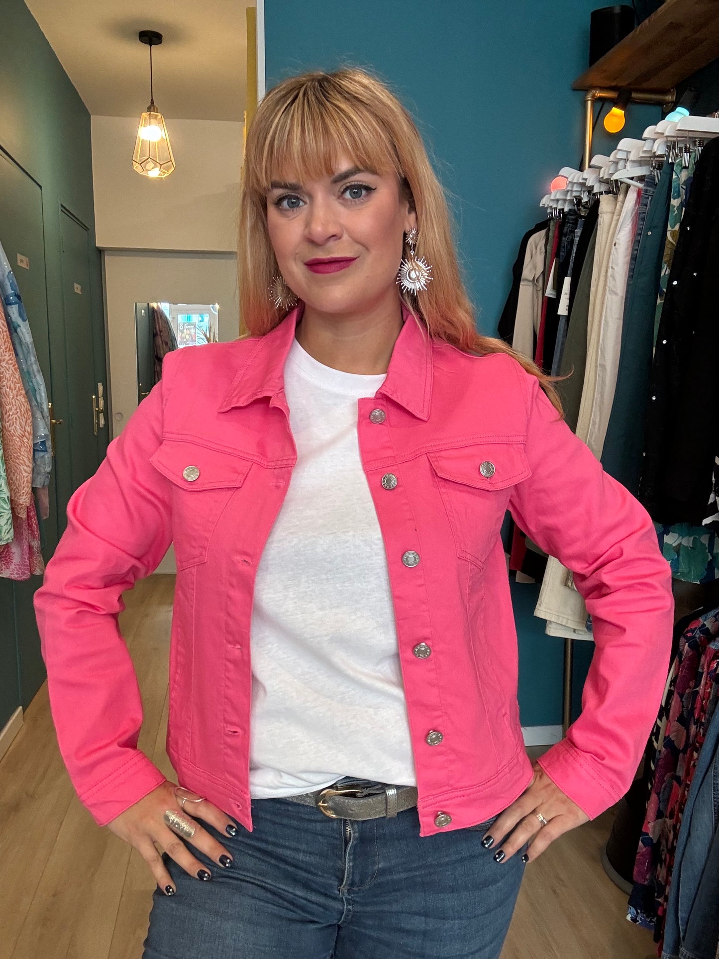 💖 Veste en jean rose bonbon – Audacieuse et tendance ! ✨