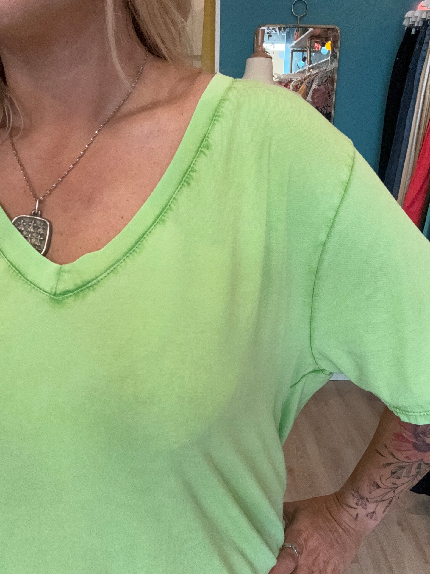 💚 Tee-shirt long vert fluo, éclat et énergie 💥