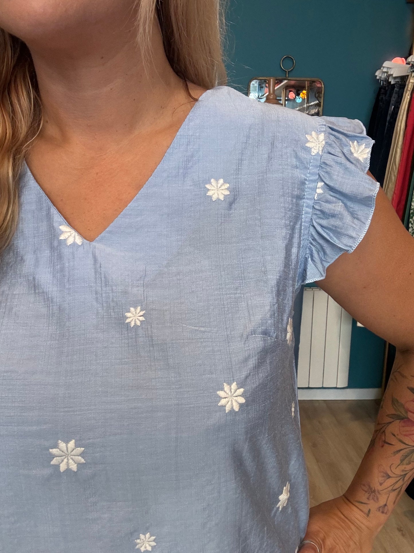 Top bleu clair et pâquerettes
