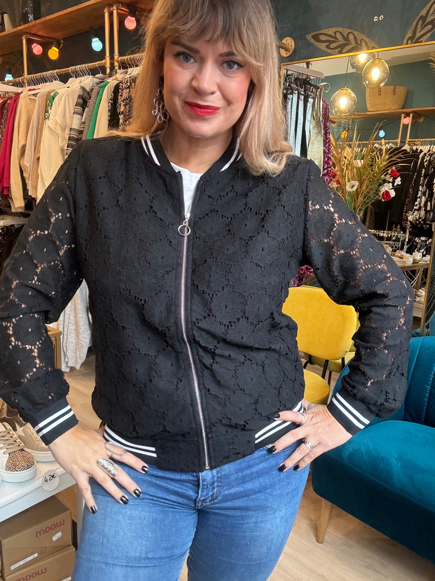 🖤 Bomber en dentelle noire – Élégance et modernité !