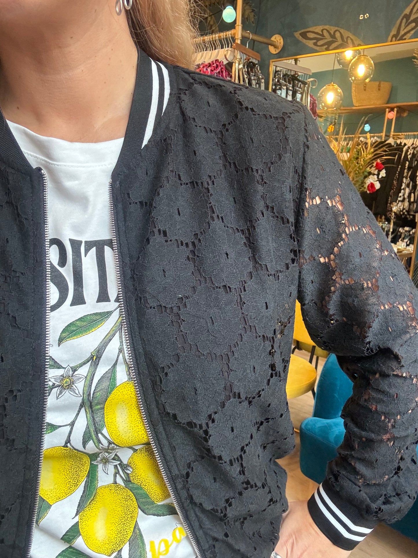🖤 Bomber en dentelle noire – Élégance et modernité !
