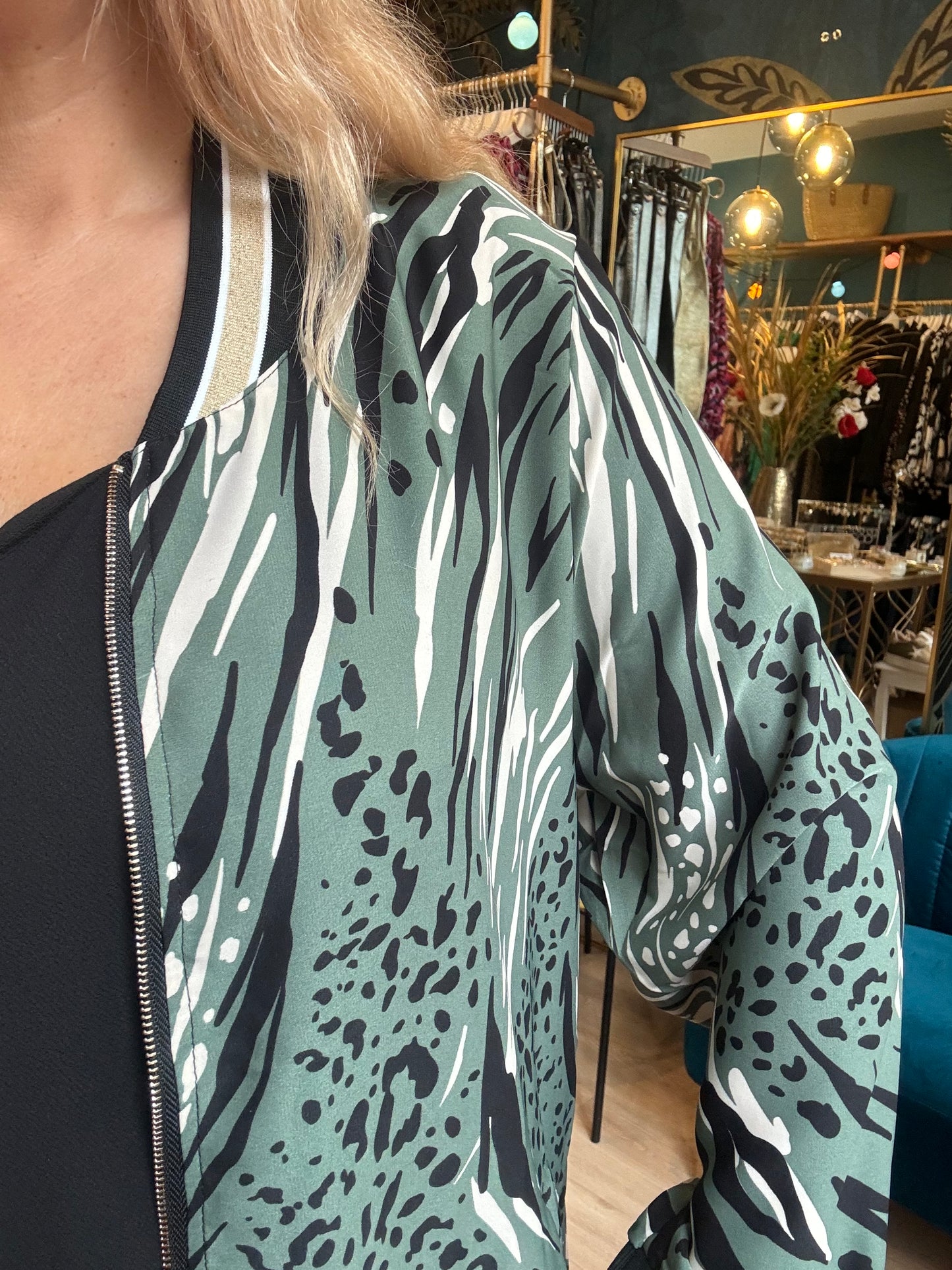 🖤 Bomber imprimé jungle – Audace et style ! 🌿