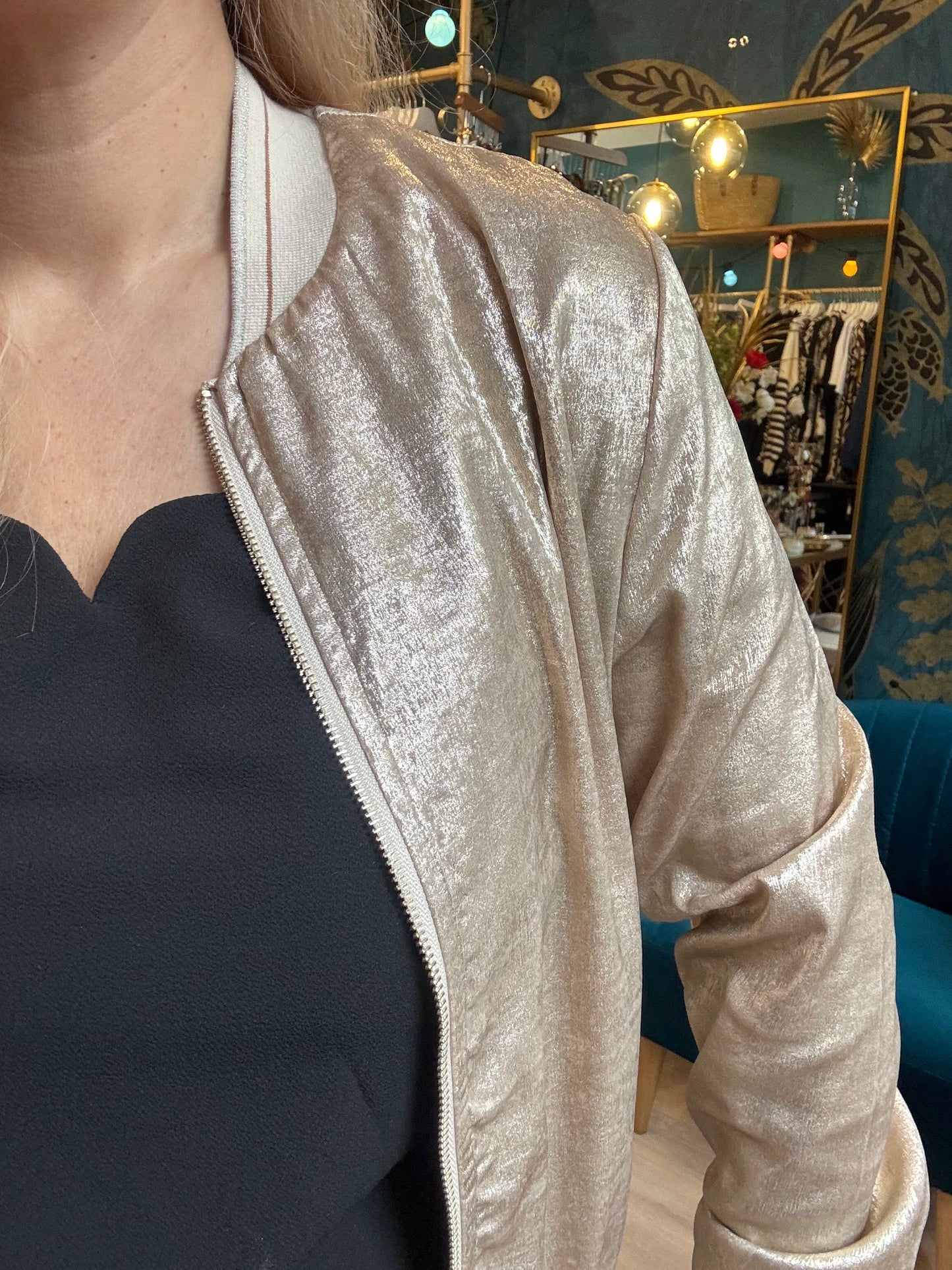 ✨ Bomber doré – Éclat et élégance ! ✨