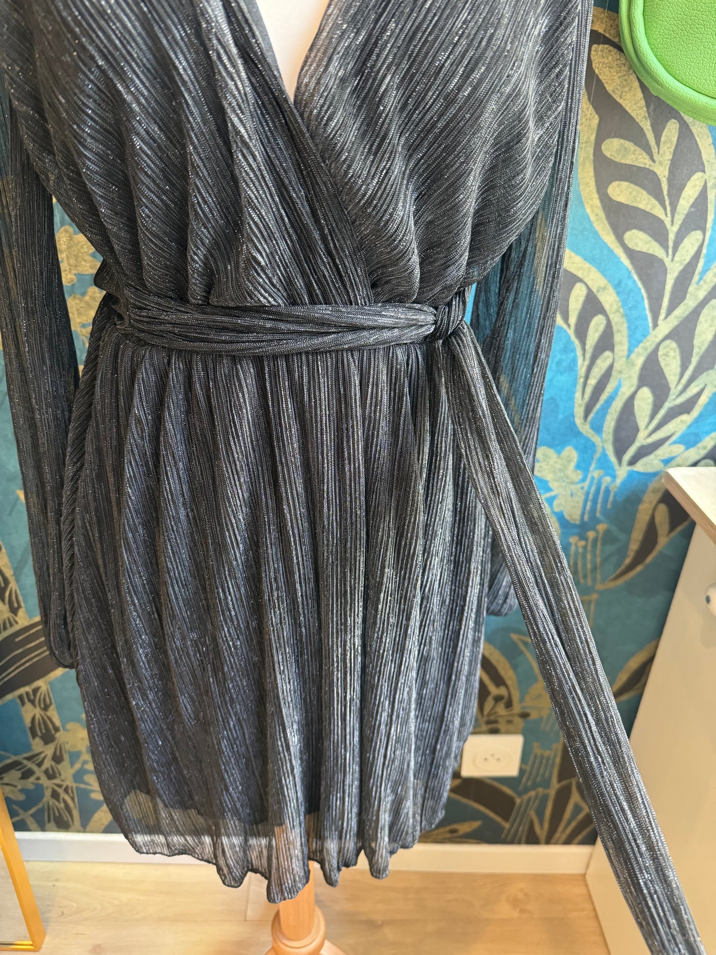 ✨ Robe courte noire plissée éclatante ✨