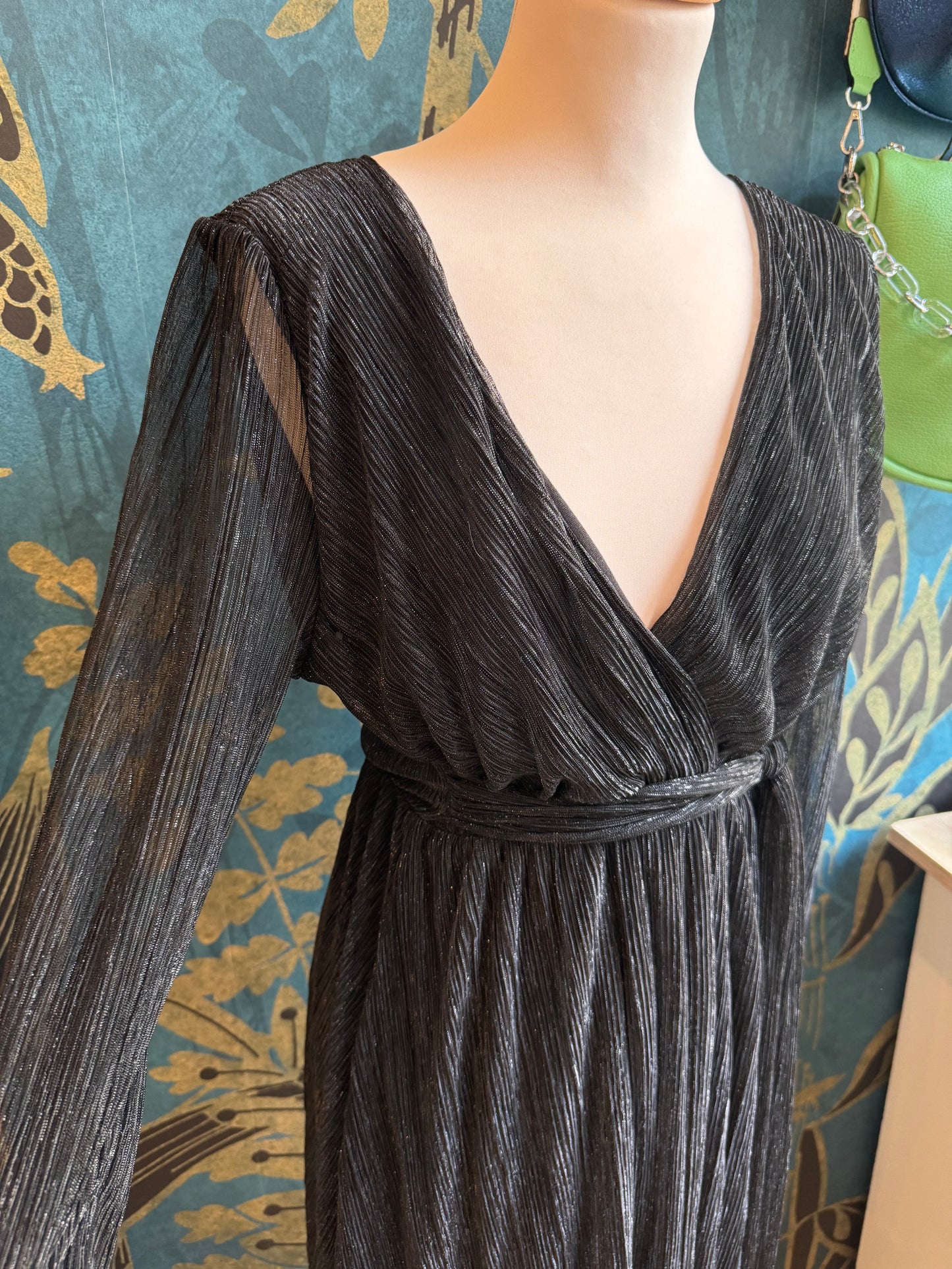✨ Robe courte noire plissée éclatante ✨