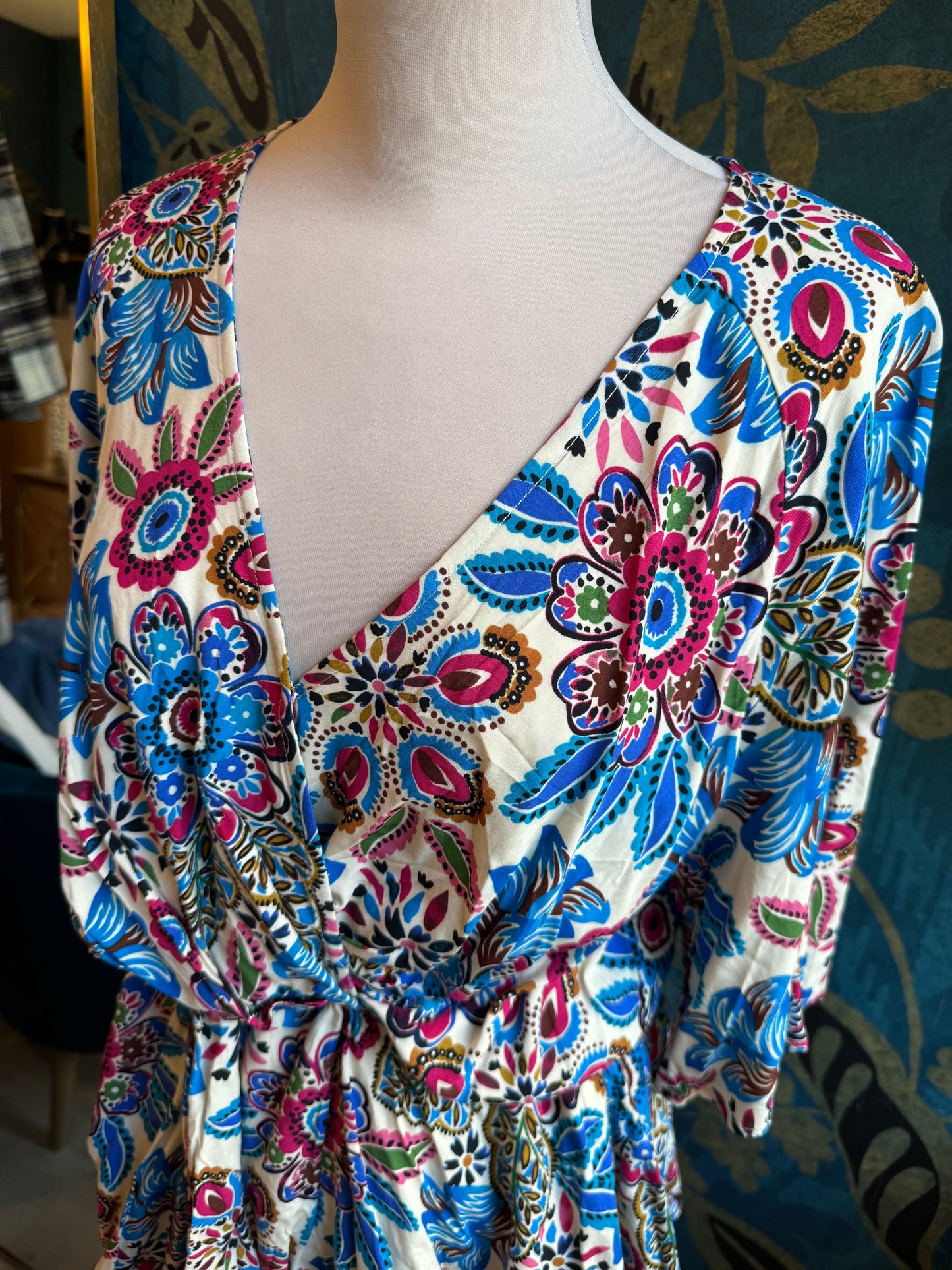 Robe courte fleurie aux couleurs éclatantes 🌸✨