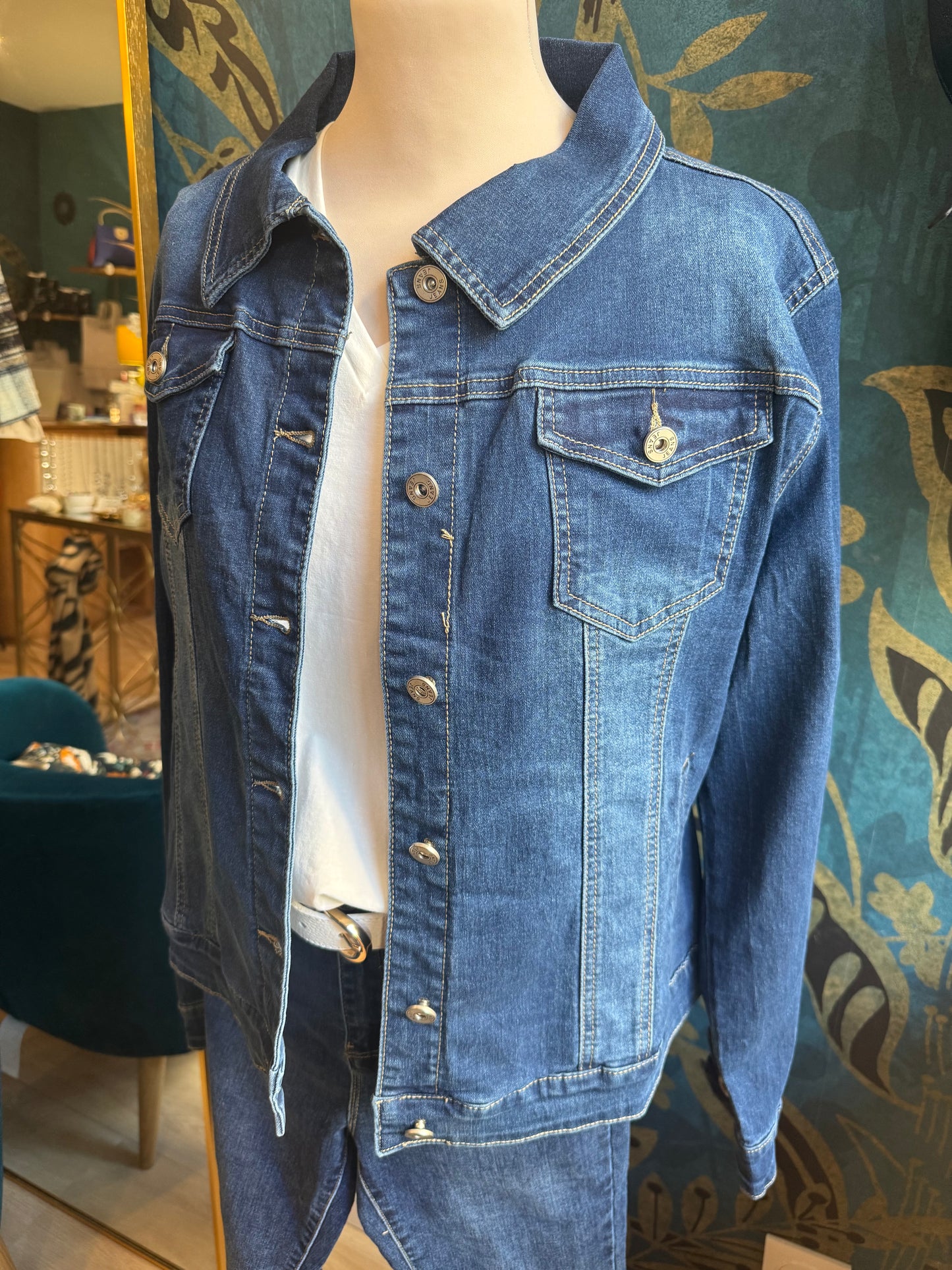 🧥 Veste en jean brut – L’alliée du look casual chic ! 💙✨