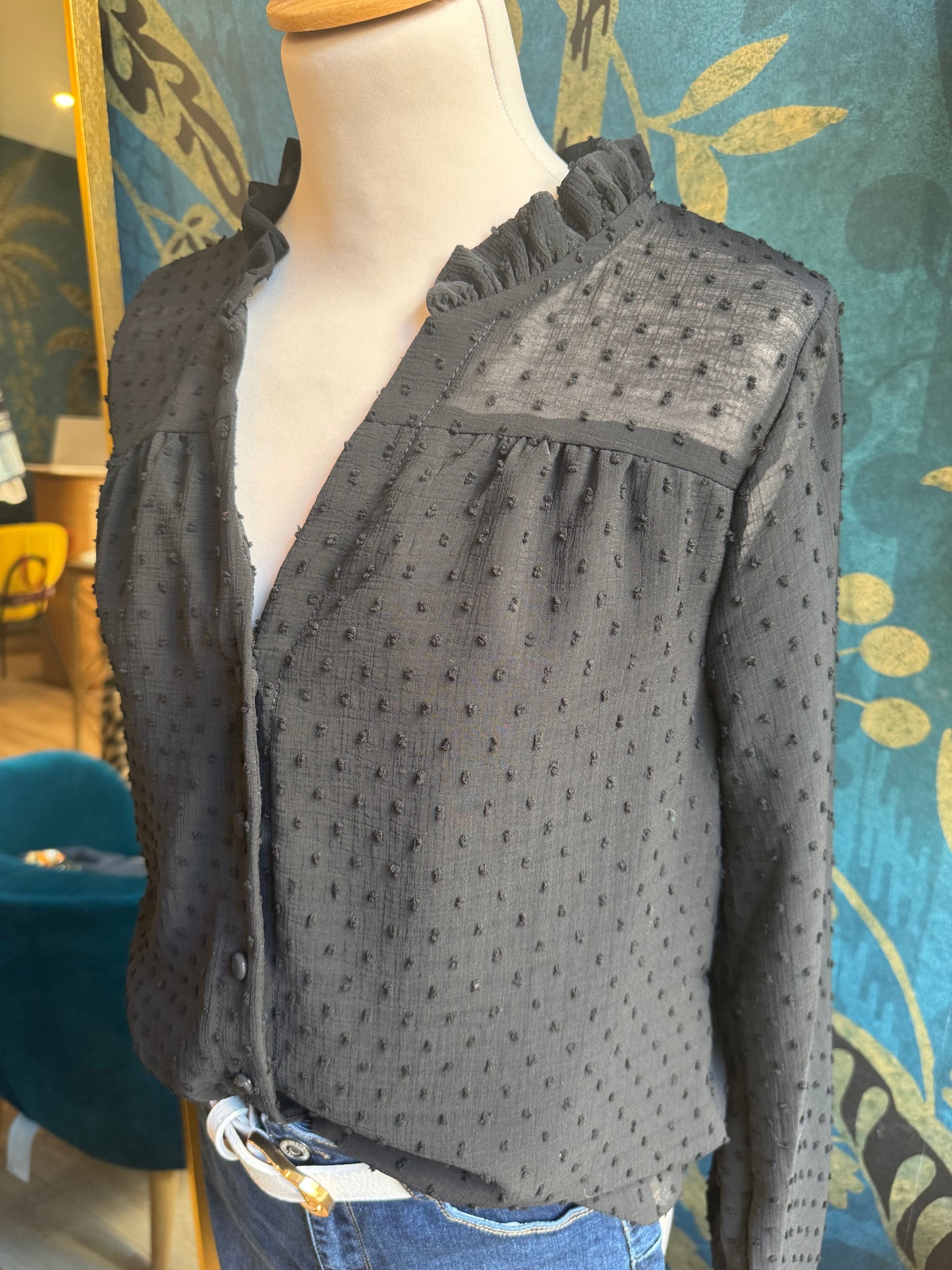 Blouse élégante à plumetis noirs ✨