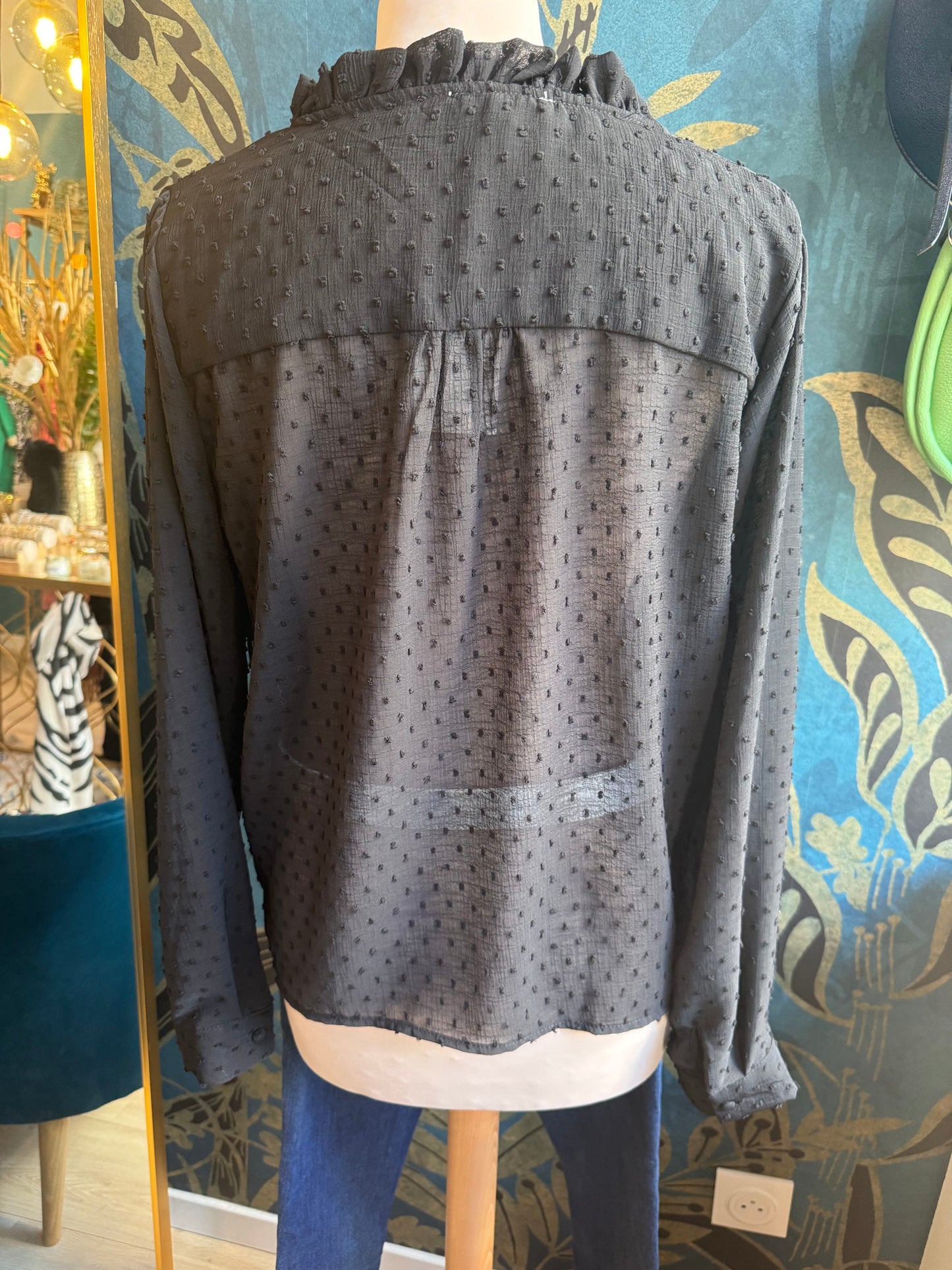 Blouse élégante à plumetis noirs ✨