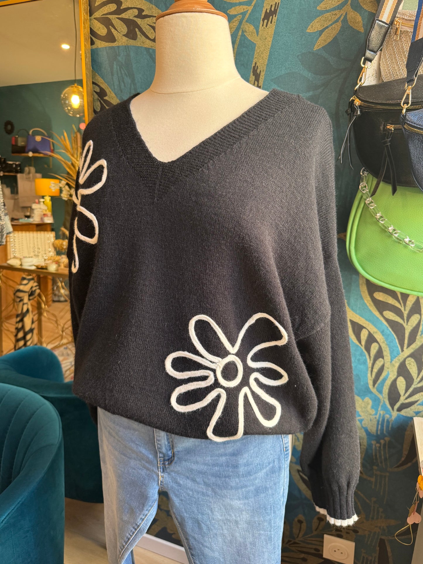 🖤🌼 Pull noir à fleurs en relief 🌼🖤