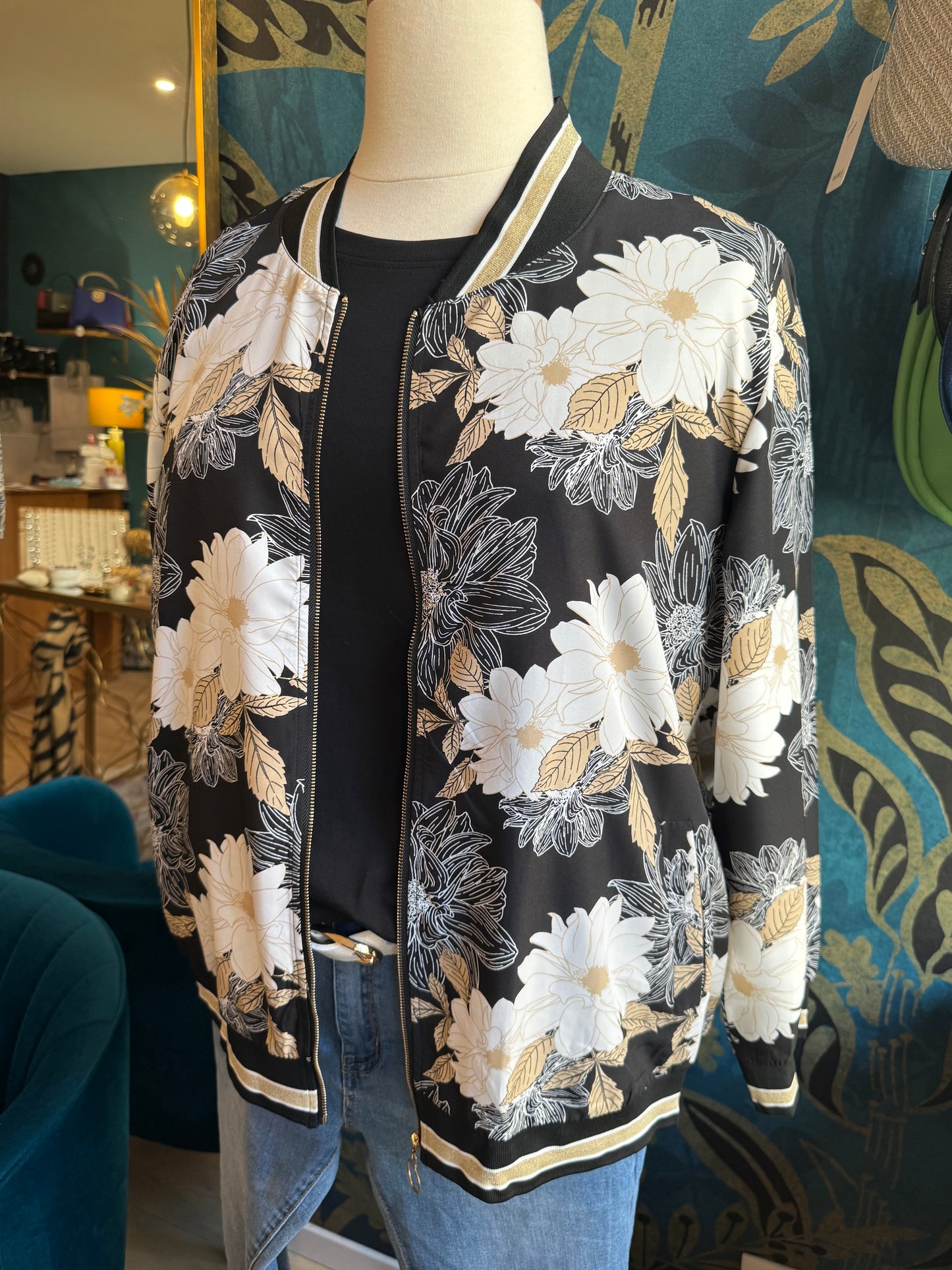 ✨ Bomber fleuri noir & or – Élégance intemporelle ✨