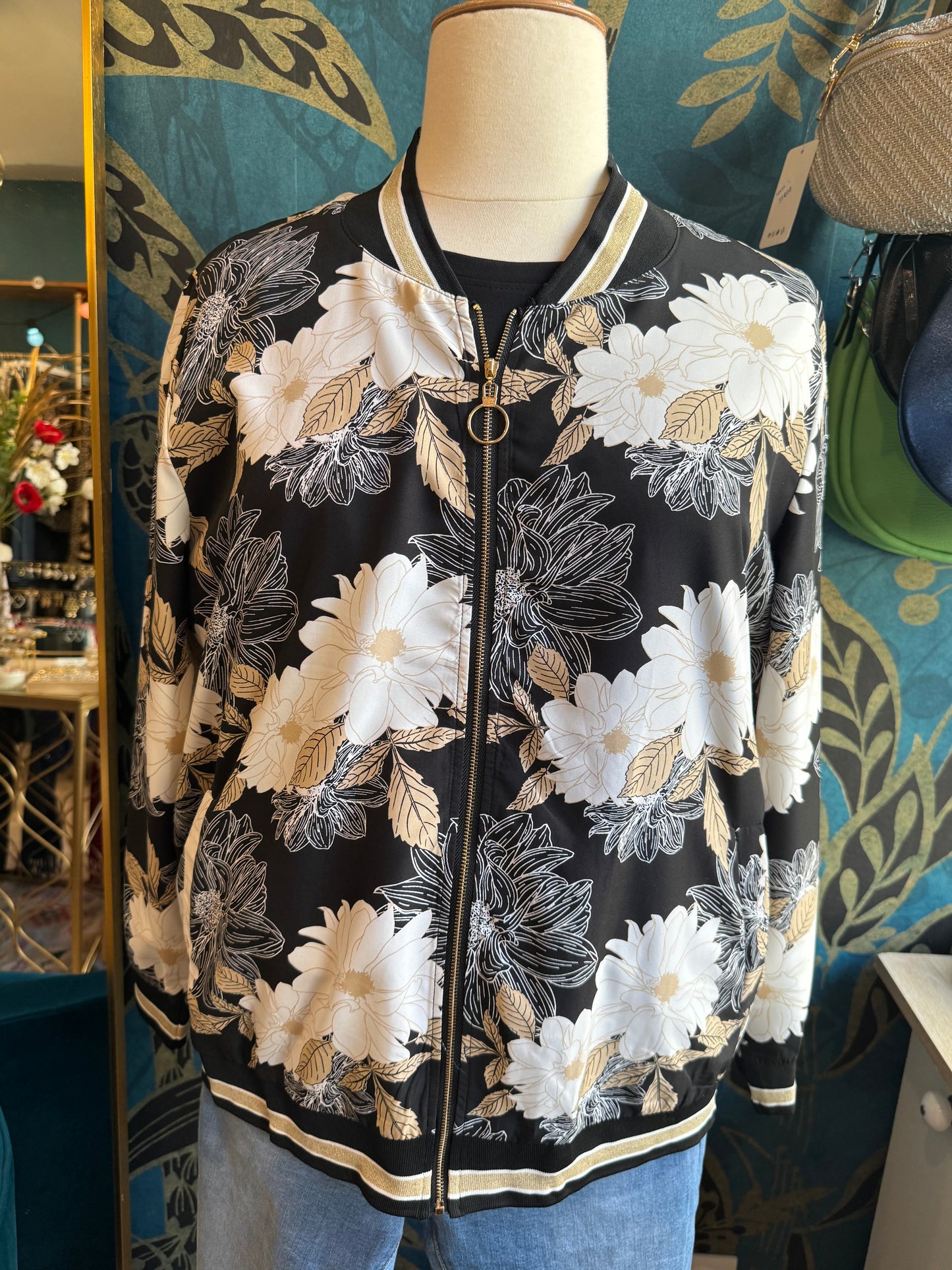 ✨ Bomber fleuri noir & or – Élégance intemporelle ✨