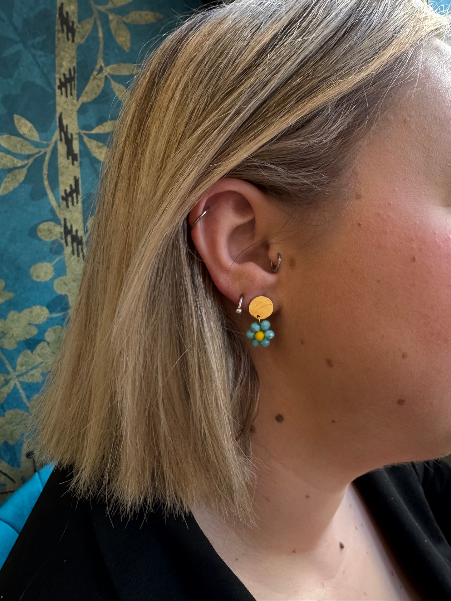 Boucles d'oreilles dorée fleurs bleues