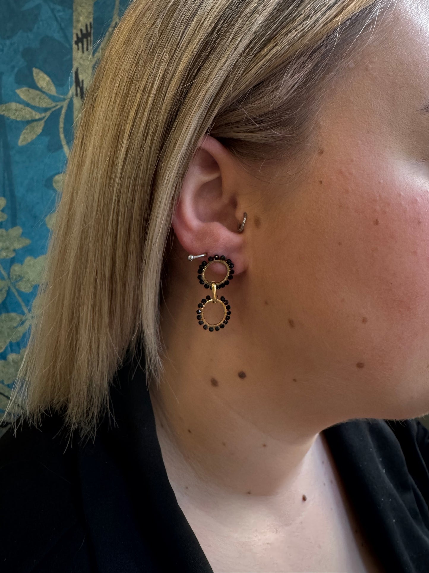 Boucles d'oreilles dorées perles noires