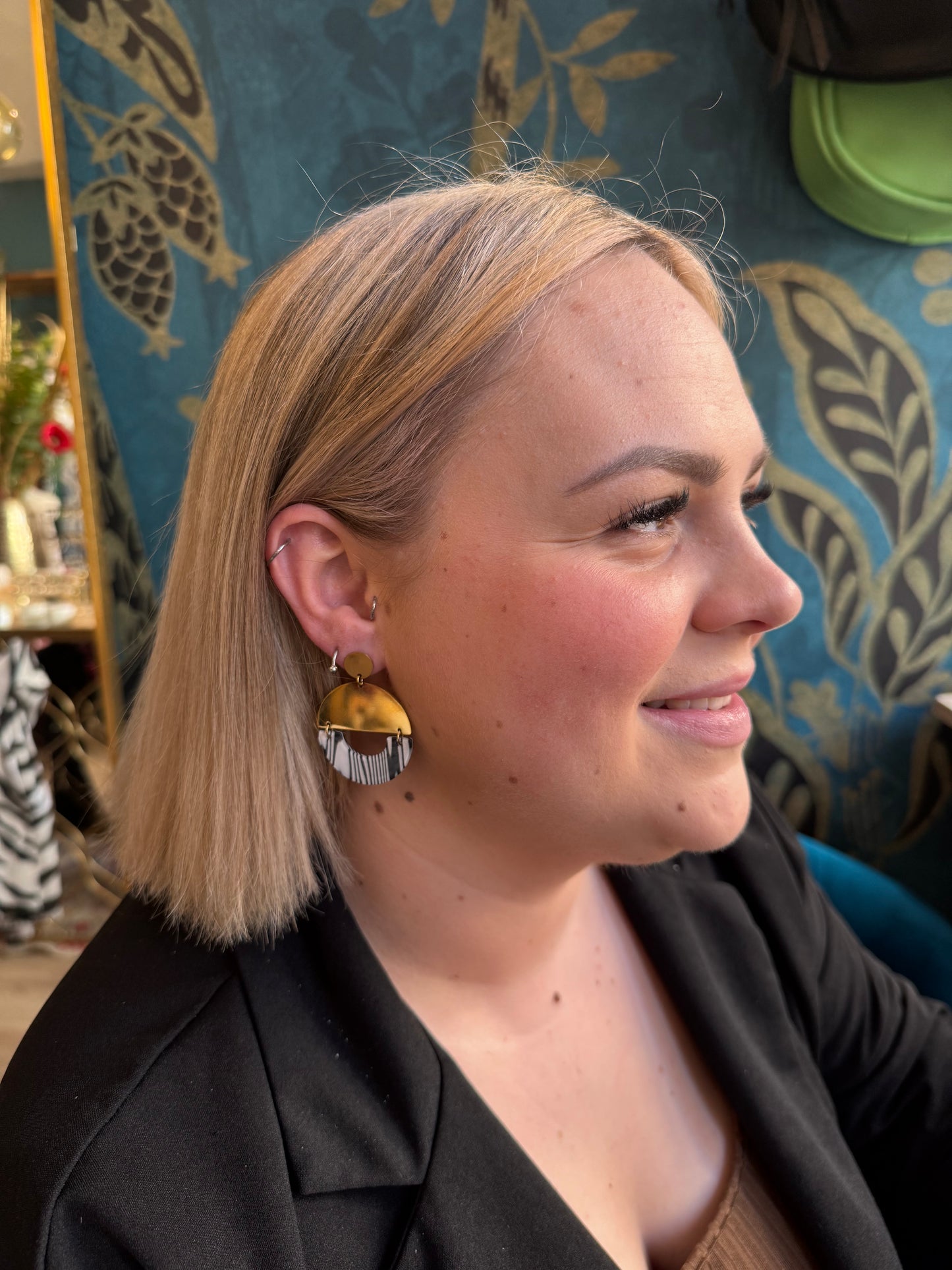 Boucles d'oreilles dorées et zébrées