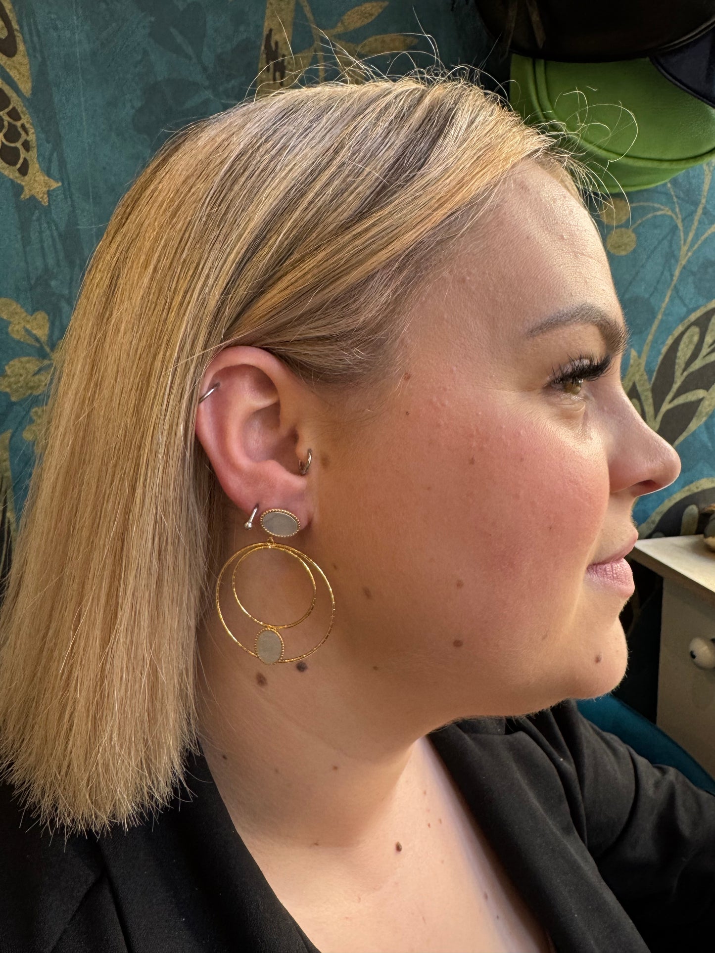 Boucles d'oreilles dorées et nacrées