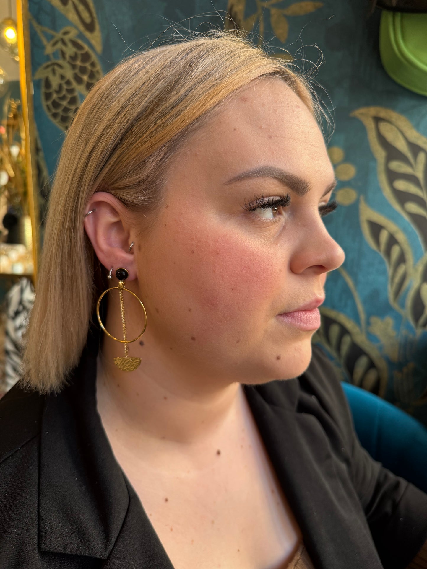 Boucles d'oreilles dorées et noires