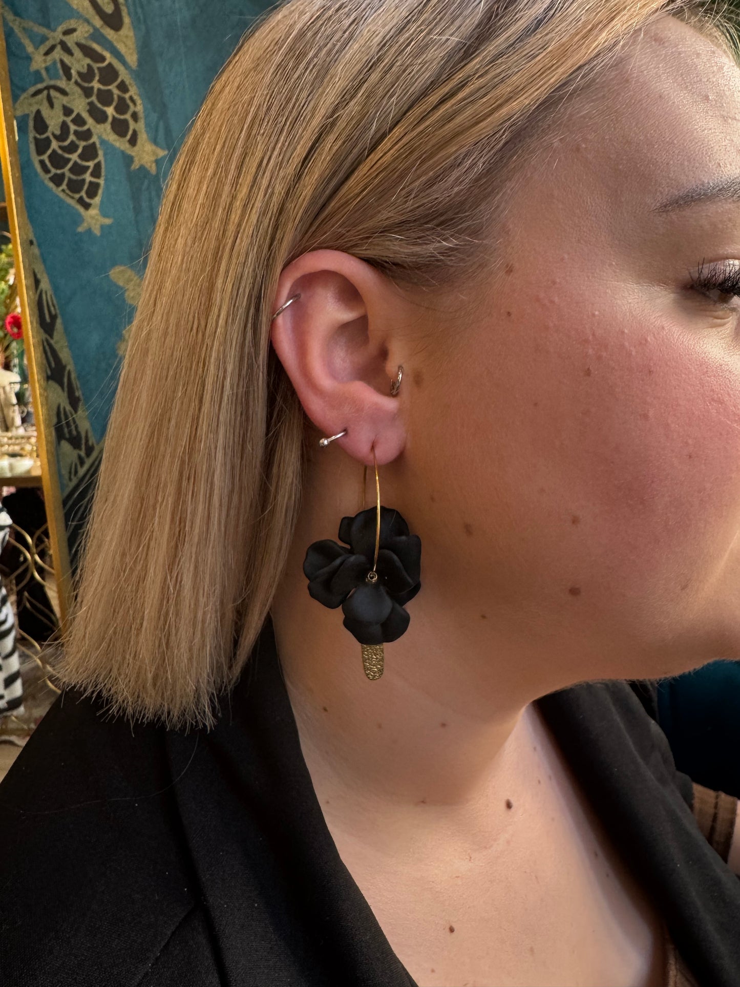 Boucles d'oreilles fleurs noires