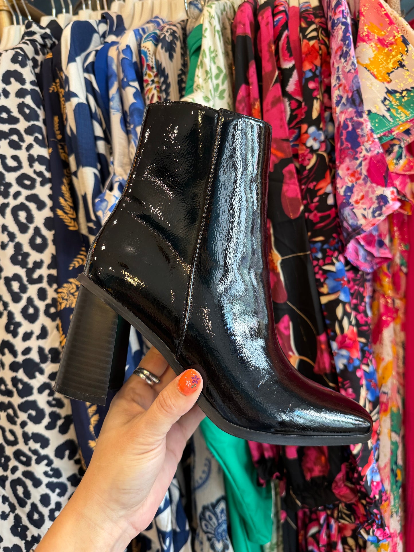 🔥 Bottines noires vernies à talons – Élégance et puissance ✨