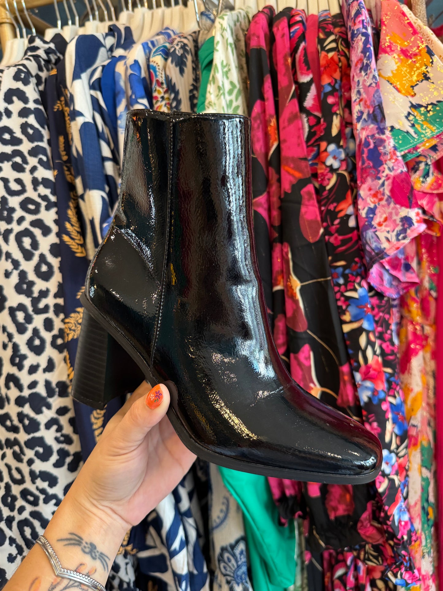 🔥 Bottines noires vernies à talons – Élégance et puissance ✨