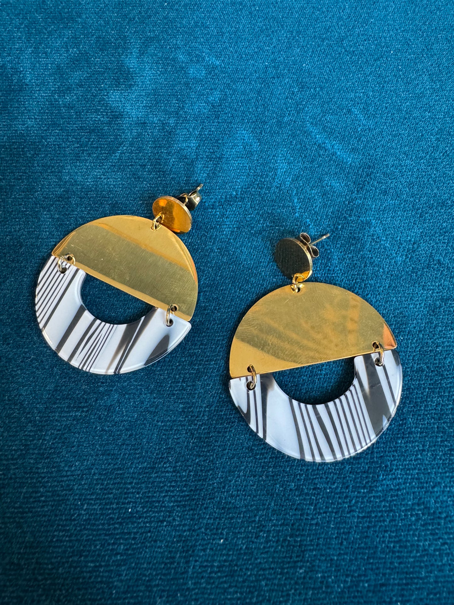 Boucles d'oreilles dorées et zébrées