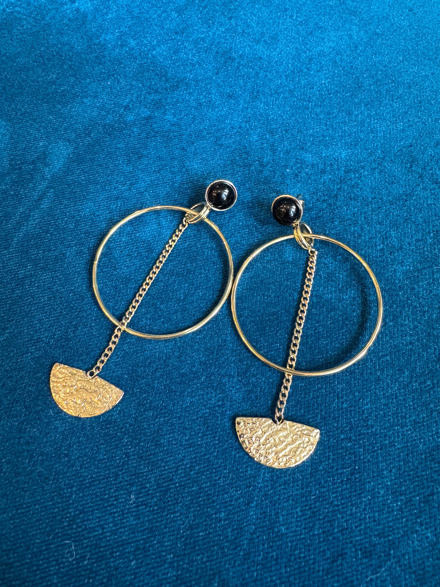 Boucles d'oreilles dorées et noires