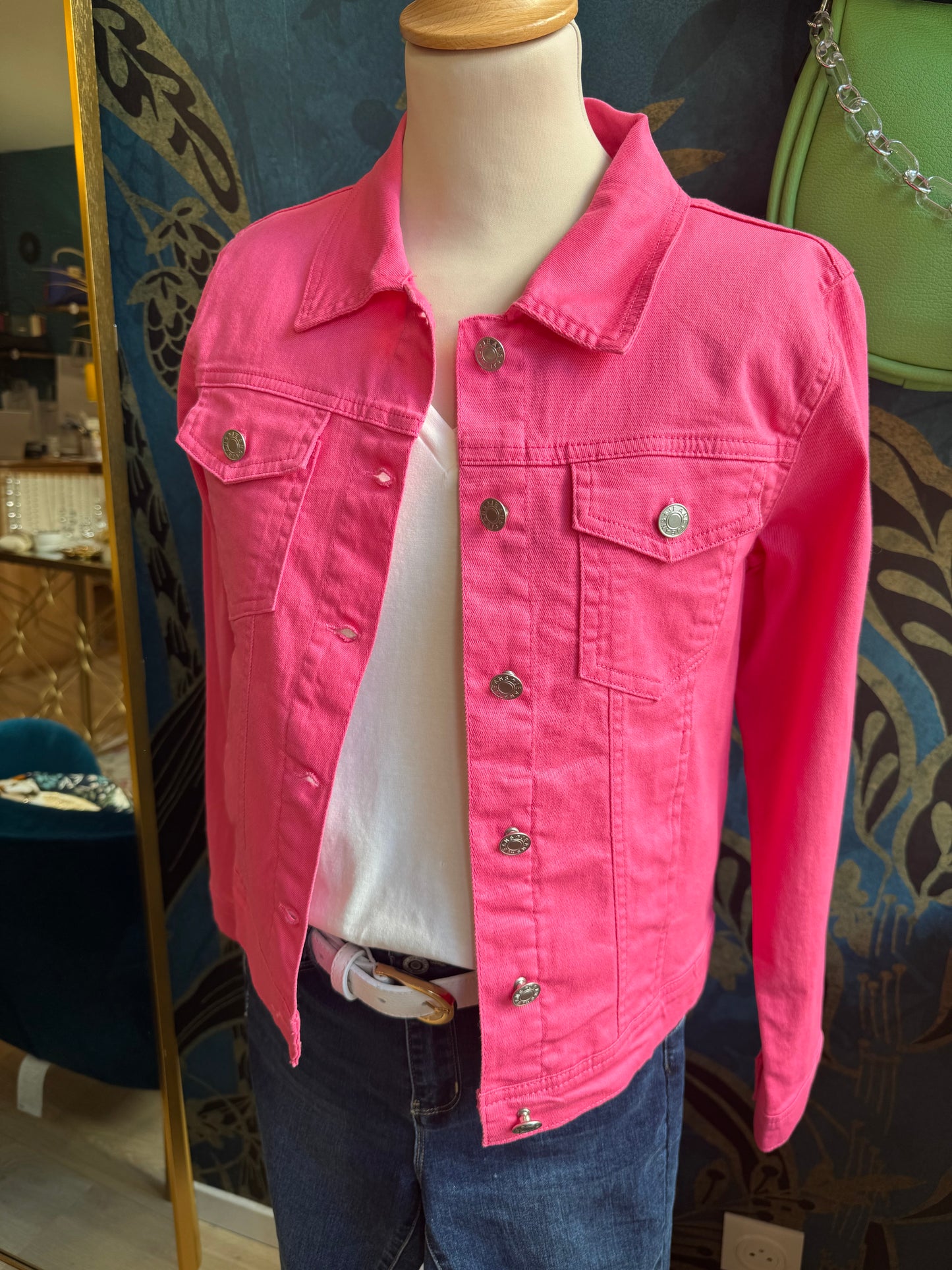 💖 Veste en jean rose bonbon – Audacieuse et tendance ! ✨
