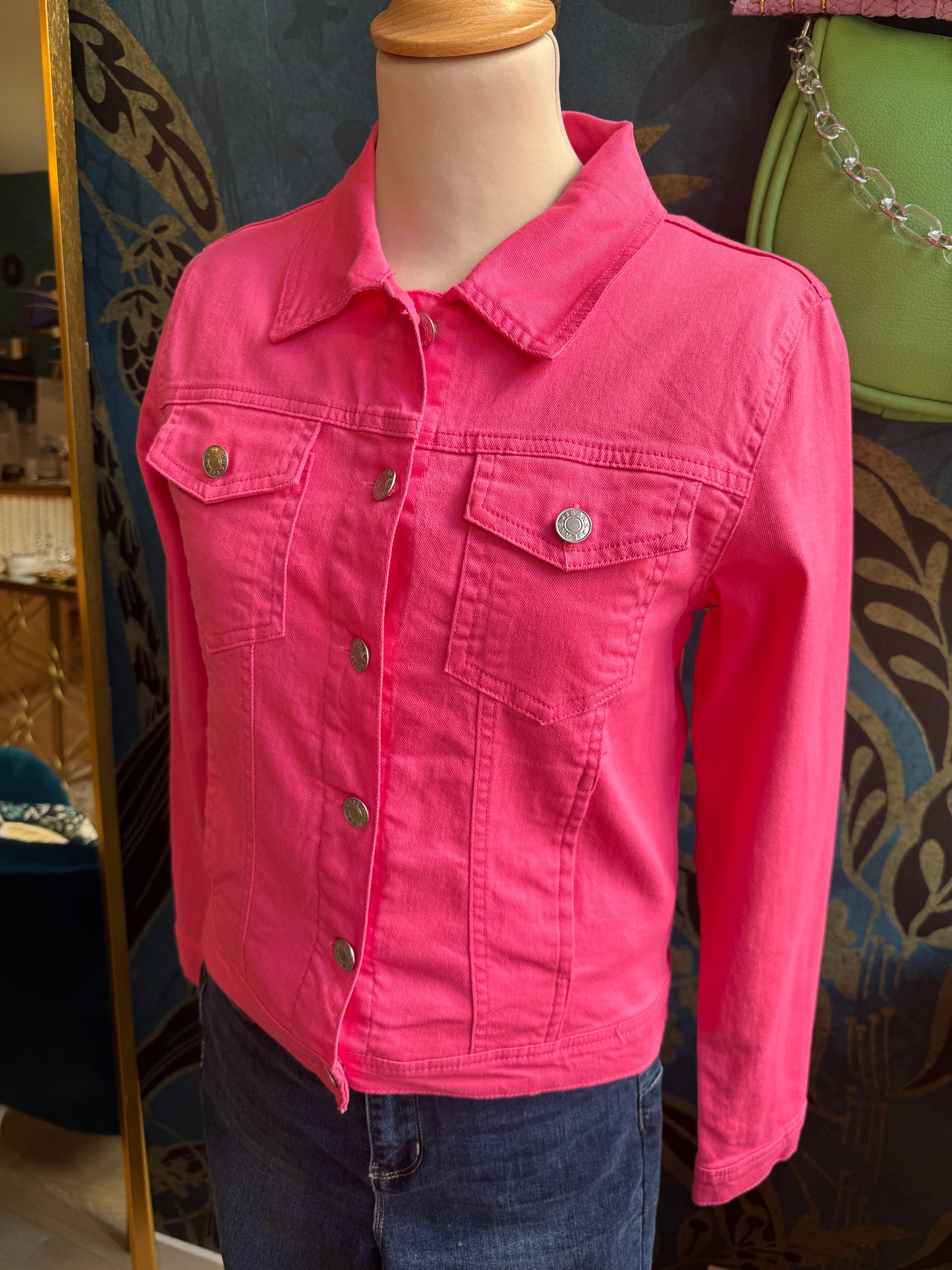 💖 Veste en jean rose bonbon – Audacieuse et tendance ! ✨