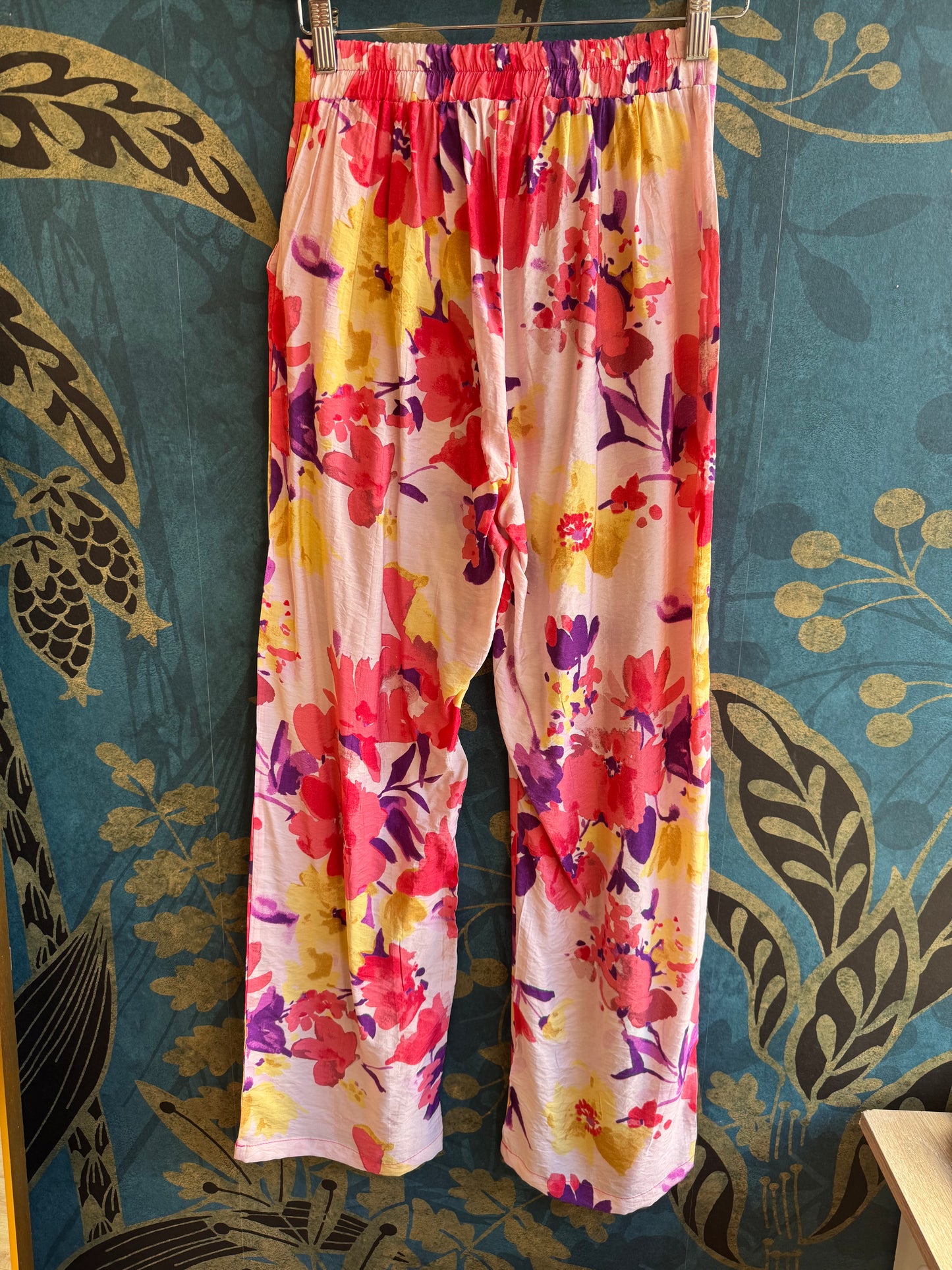 Pantalon fluide à imprimé fleuri – Élégance et fraîcheur estivale ! 🌸✨