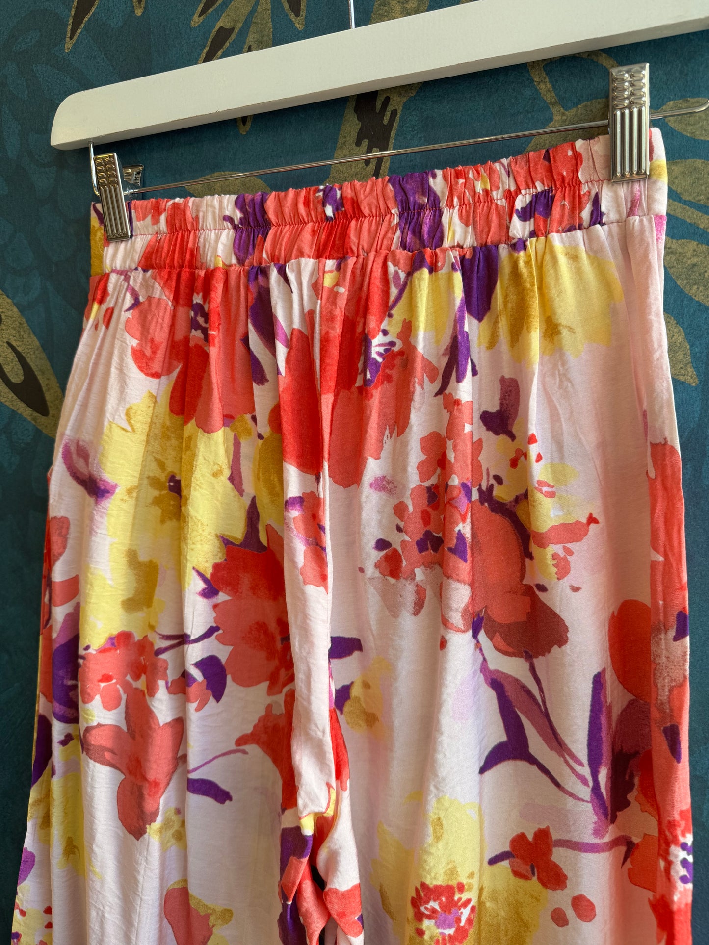 Pantalon fluide à imprimé fleuri – Élégance et fraîcheur estivale ! 🌸✨