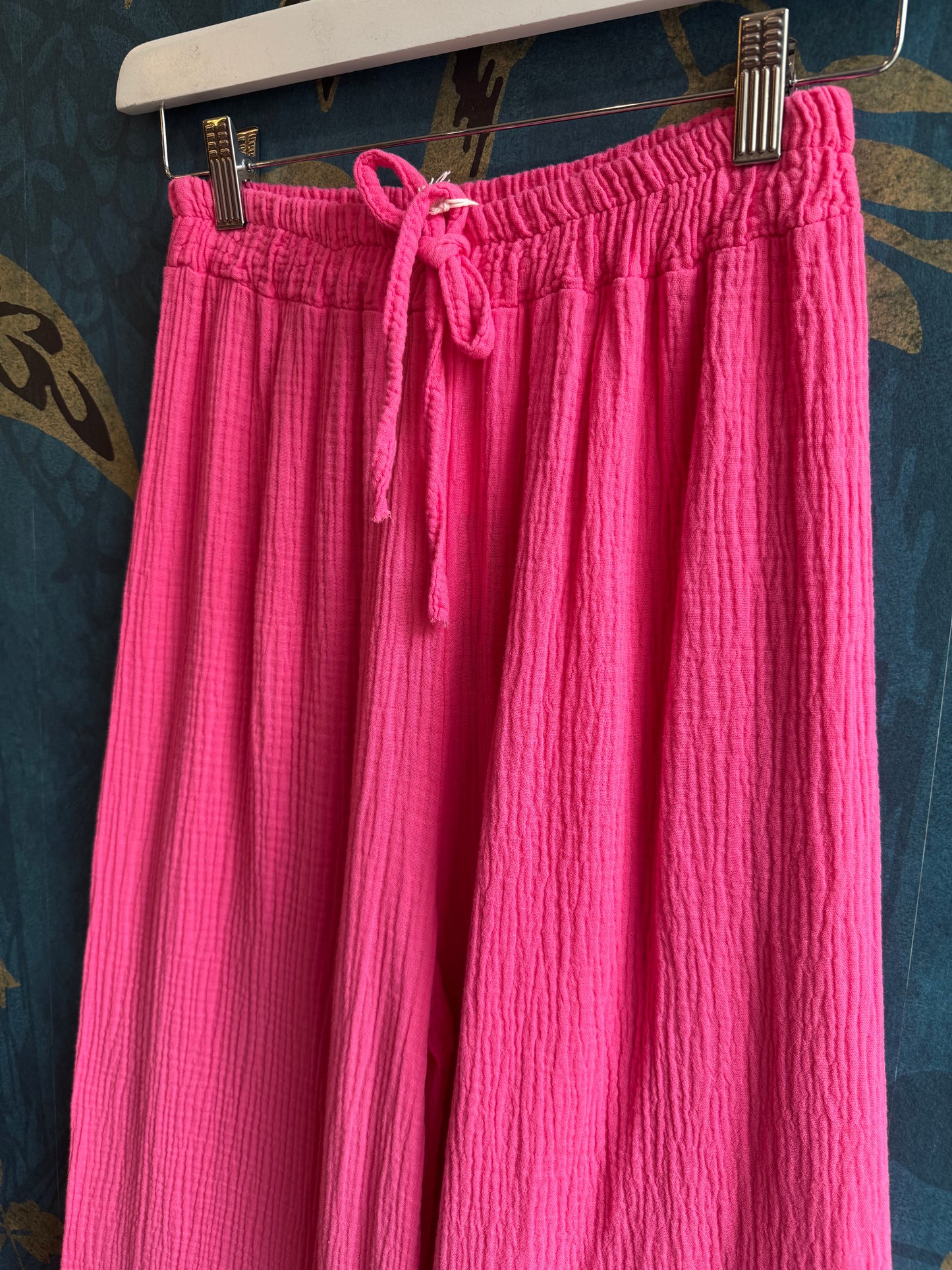 👖 Pantalon en gaze de coton rose – Confort & élégance bohème ! 🎀✨