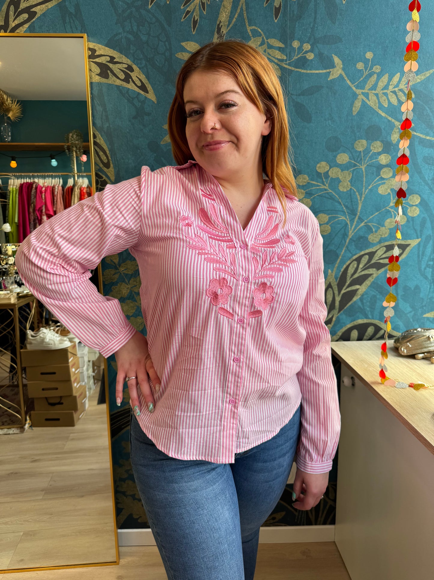 💗 Chemise rayée rose à broderies florales 🌸