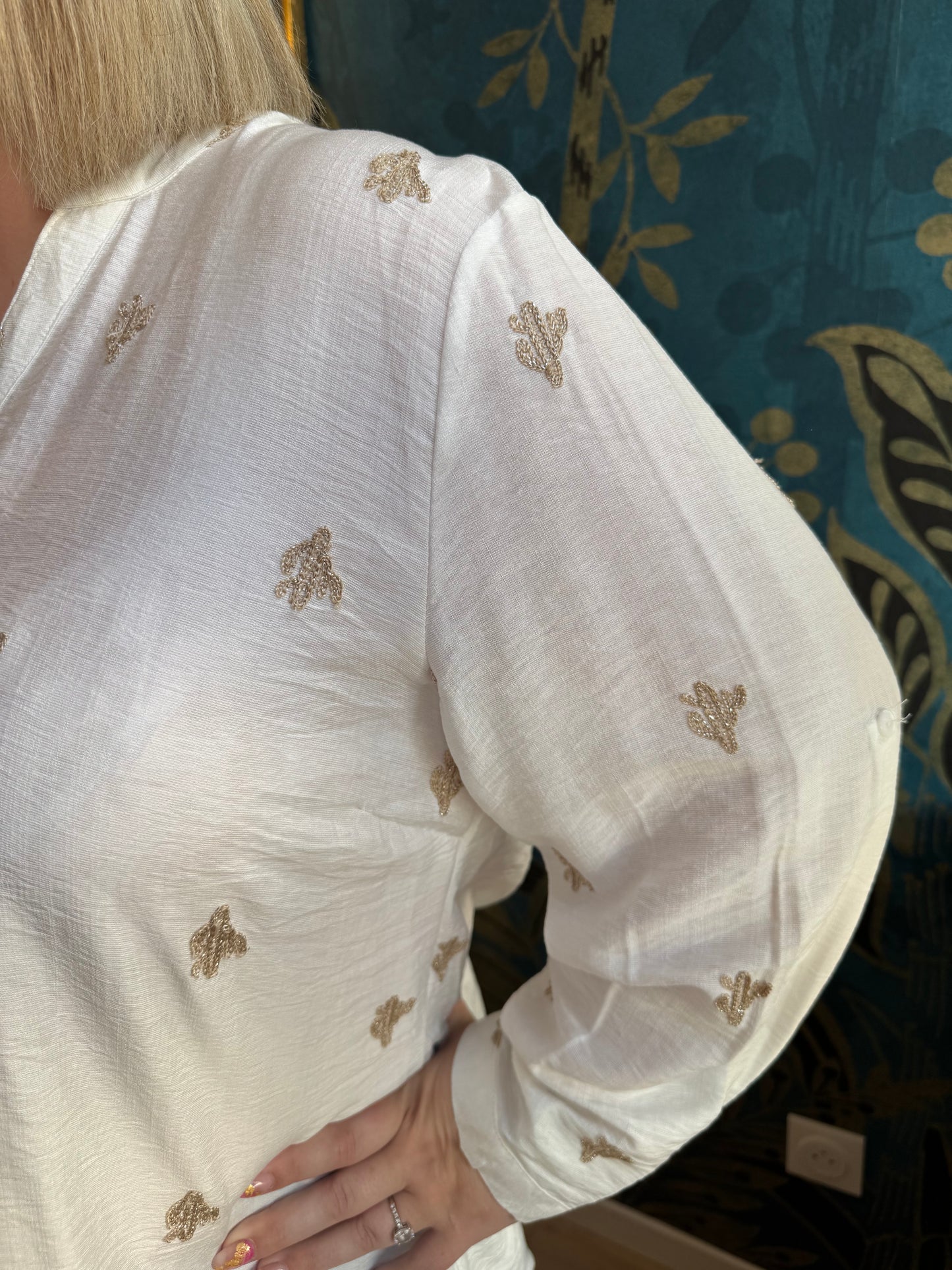 🤍 Blouse élégante brodée dorée ✨