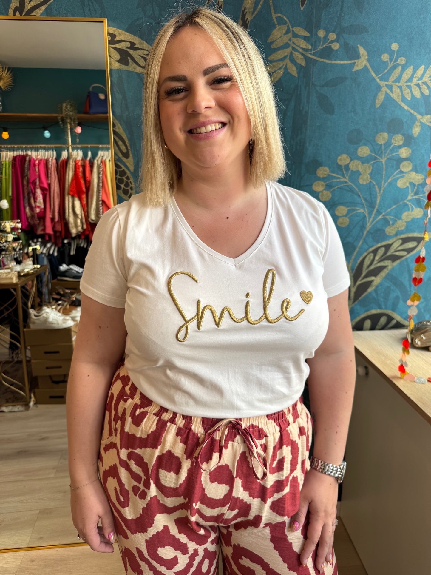 😊 Tee-shirt blanc brodé “Smile” 💛