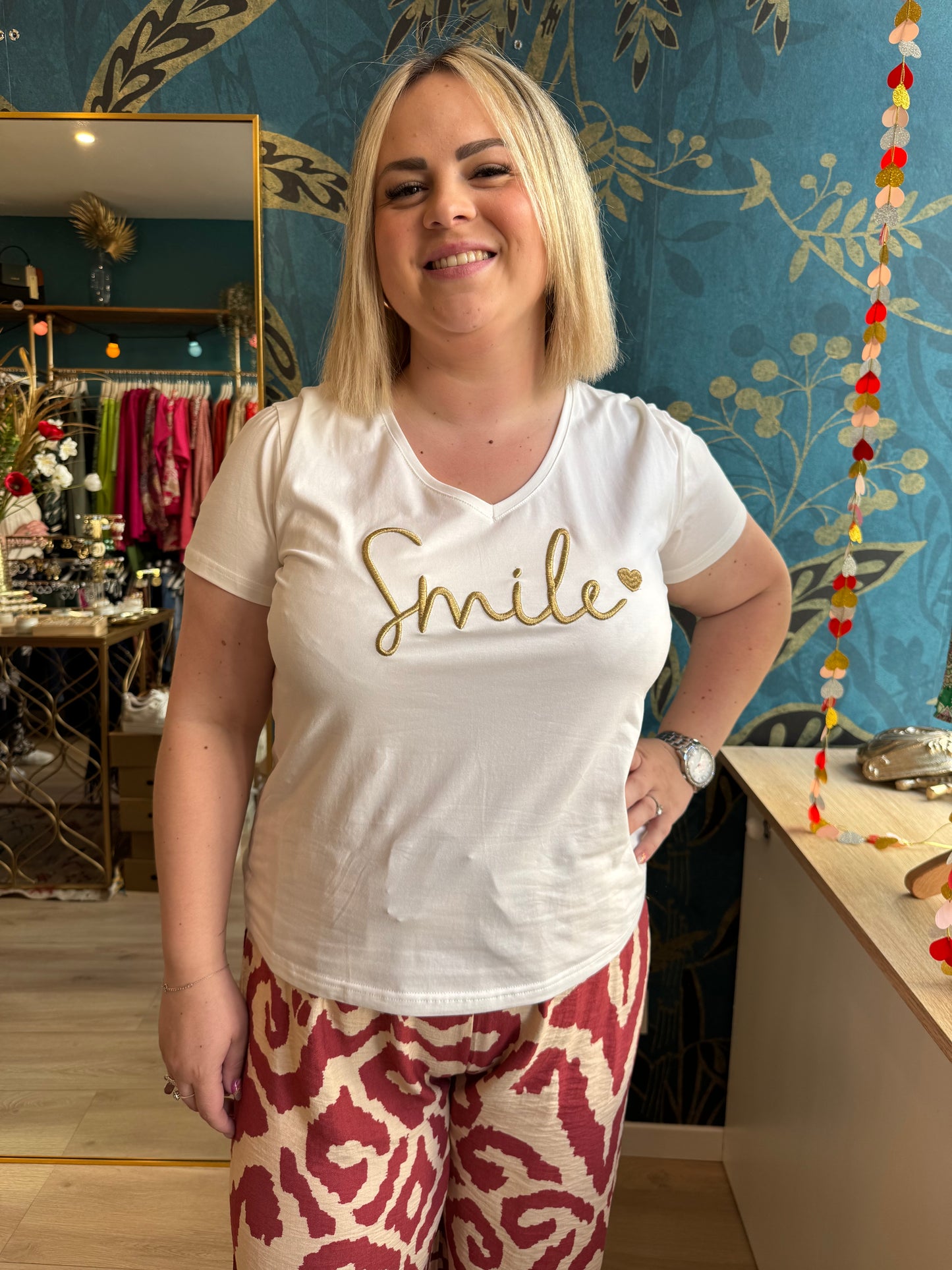 😊 Tee-shirt blanc brodé “Smile” 💛