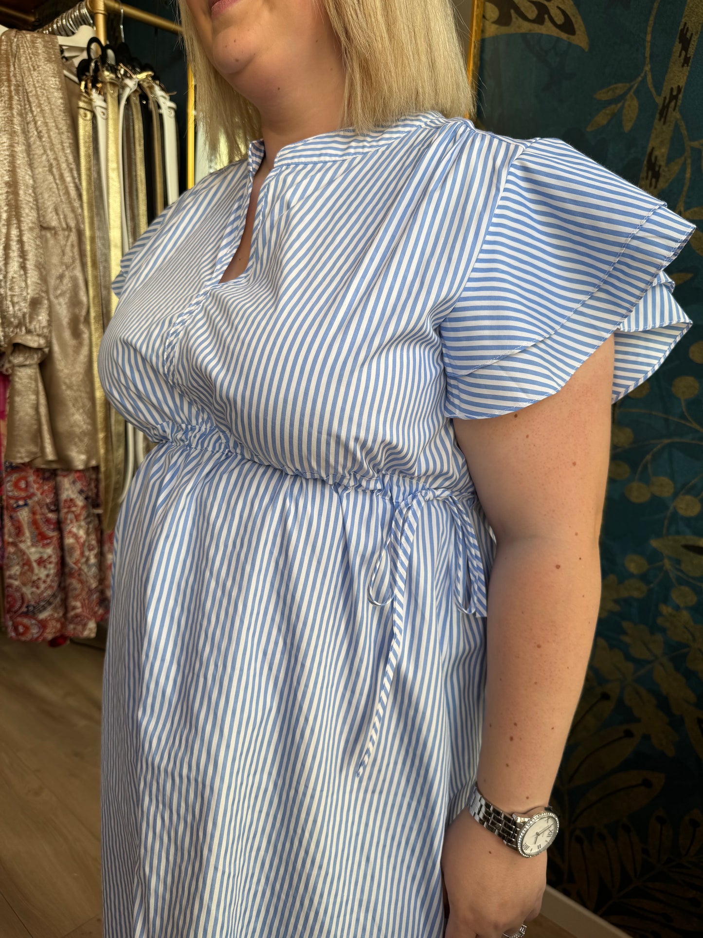 💙 Robe rayée bleu ciel à manches volantées