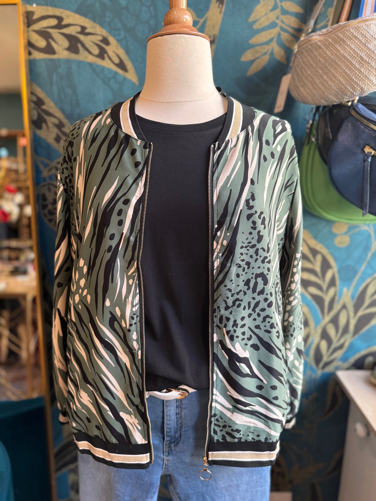 🖤 Bomber imprimé jungle – Audace et style ! 🌿