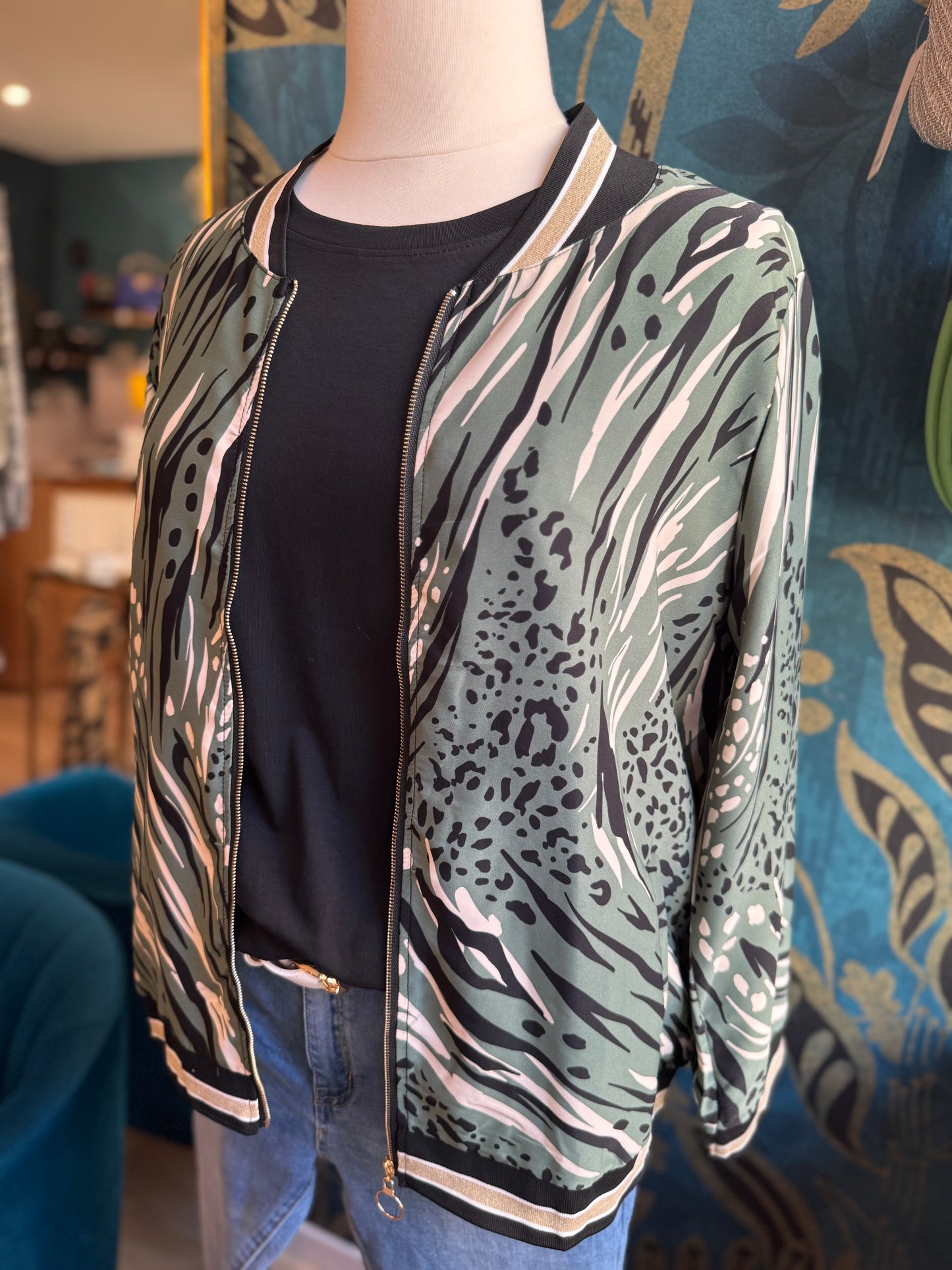 🖤 Bomber imprimé jungle – Audace et style ! 🌿