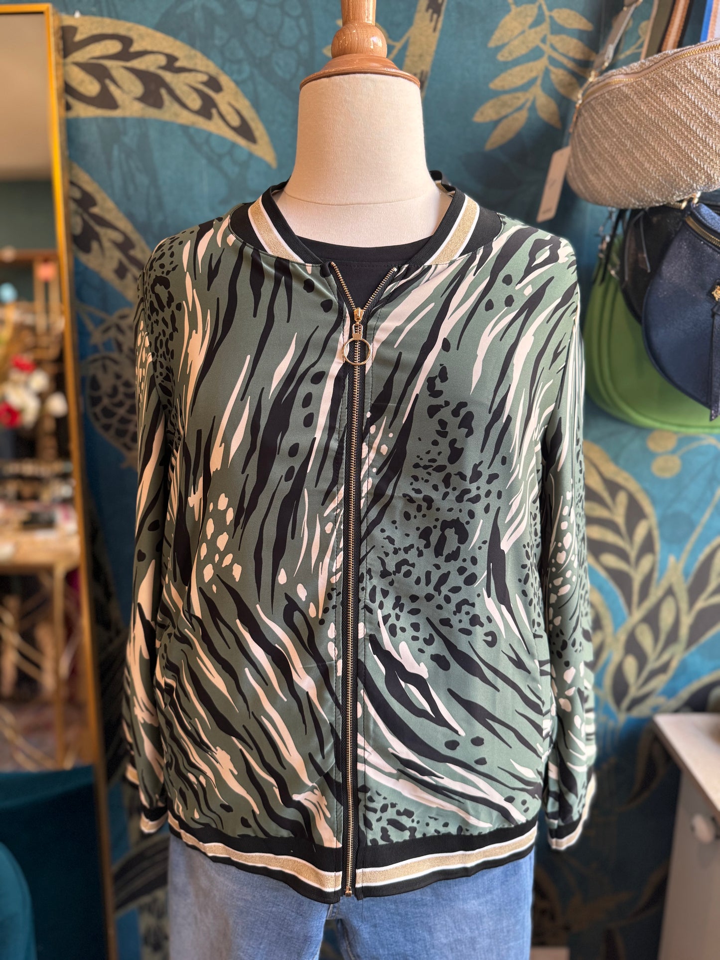 🖤 Bomber imprimé jungle – Audace et style ! 🌿