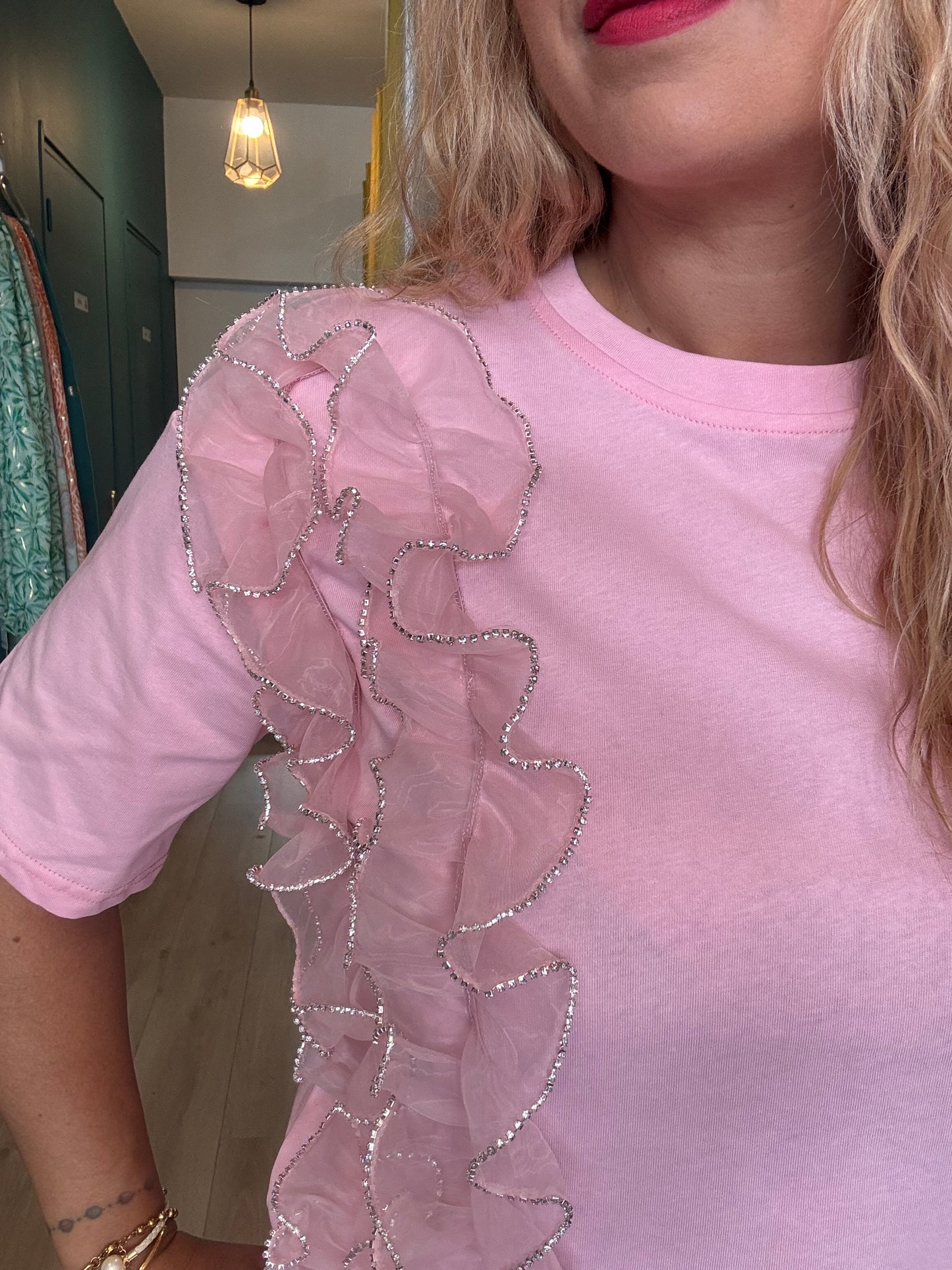 🍭 Tee-shirt rose bonbon avec volants et strass ✨