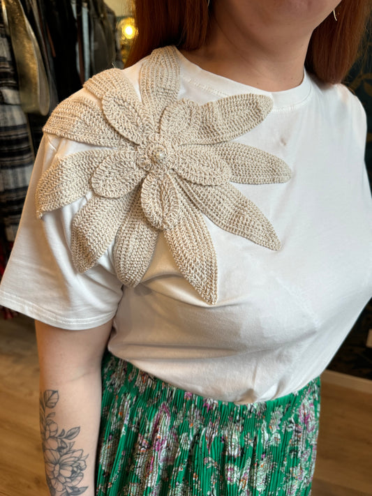 🌼 Tee-shirt blanc chic avec broderie florale en relief ✨