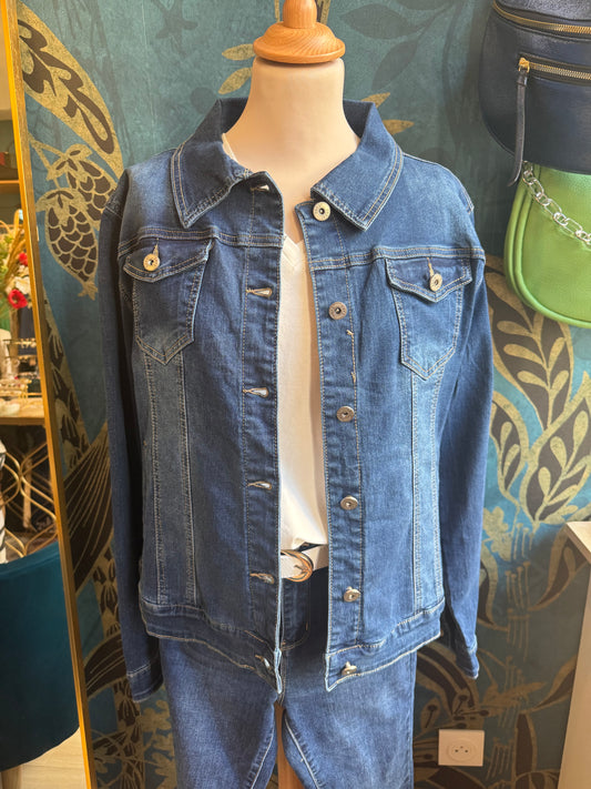 🧥 Veste en jean brut – L’alliée du look casual chic ! 💙✨