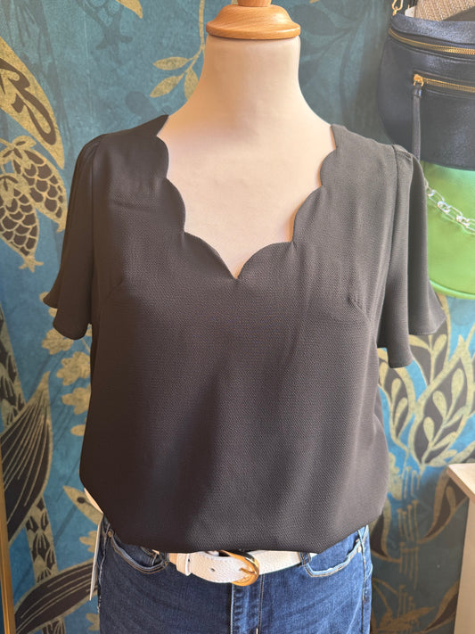 🖤 Top noir à col festonné 🖤