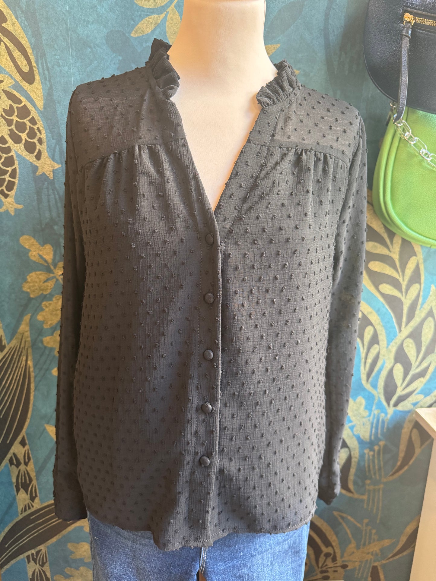 Blouse élégante à plumetis noirs ✨