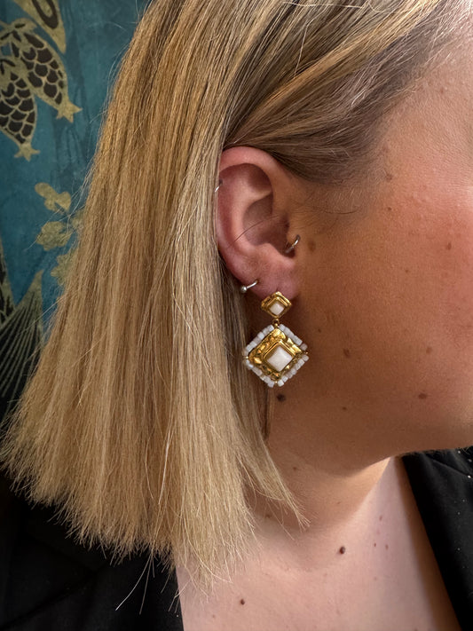 Boucles d'oreilles dorées et blanches