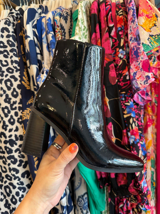 🔥 Bottines noires vernies à talons – Élégance et puissance ✨