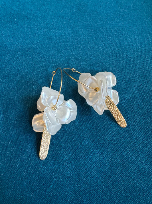 Boucles d'oreilles fleurs blanches