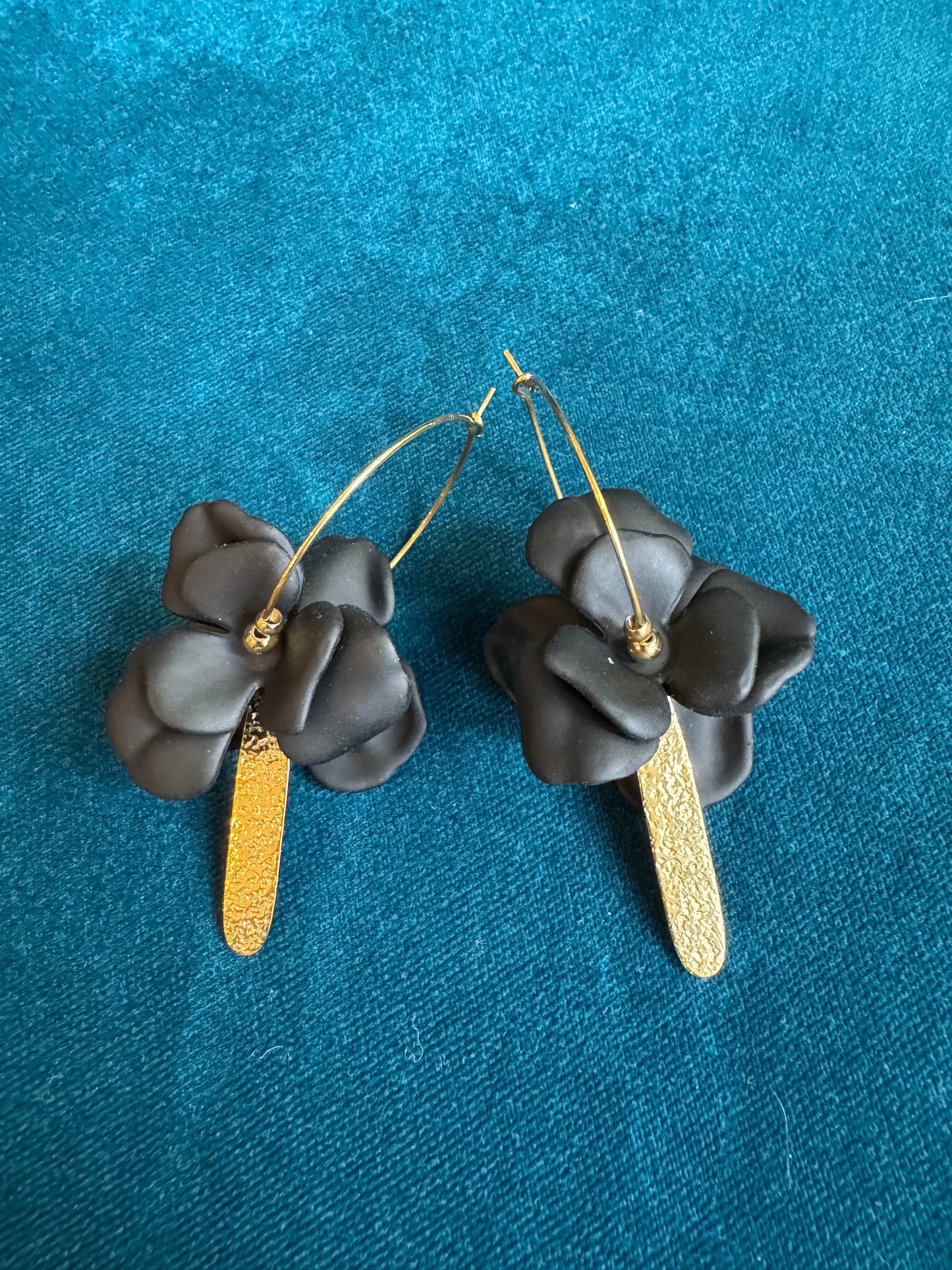 Boucles d'oreilles fleurs noires