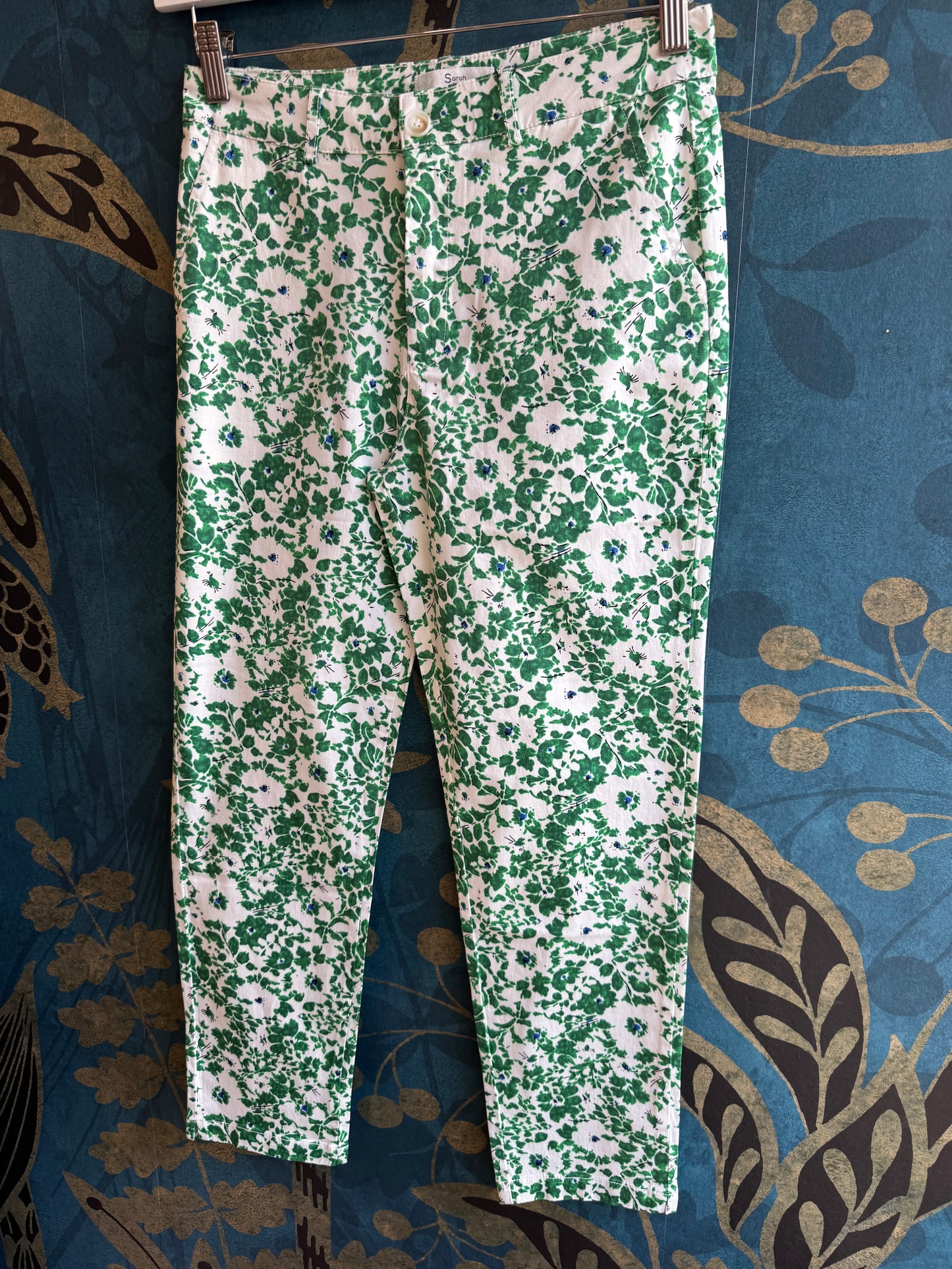 👖 Pantalon imprimé vert – L’élégance au naturel ! 🍃✨